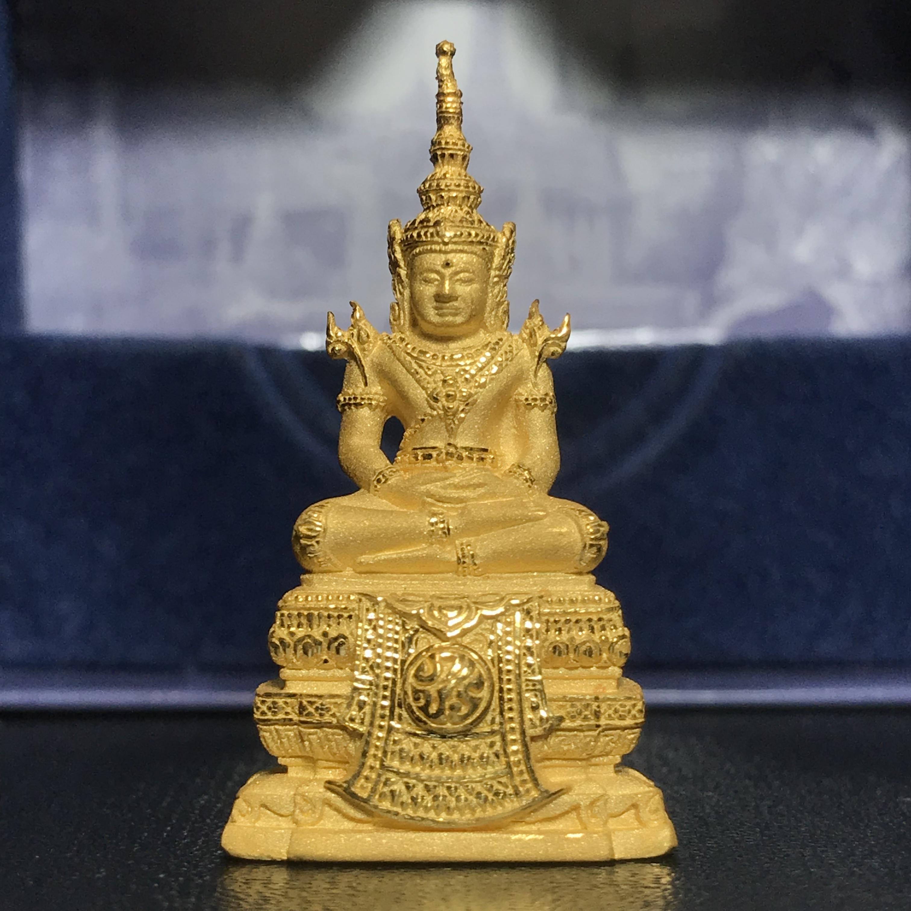 พระแก้วมรกต ภปร. ปี2547 จัดสร้างโดย รพ.ภูมิพลฯ เนื้อทองคำลอยองค์ หน้าตัก 1/2 นิ้ว(1ใน1000องค์)