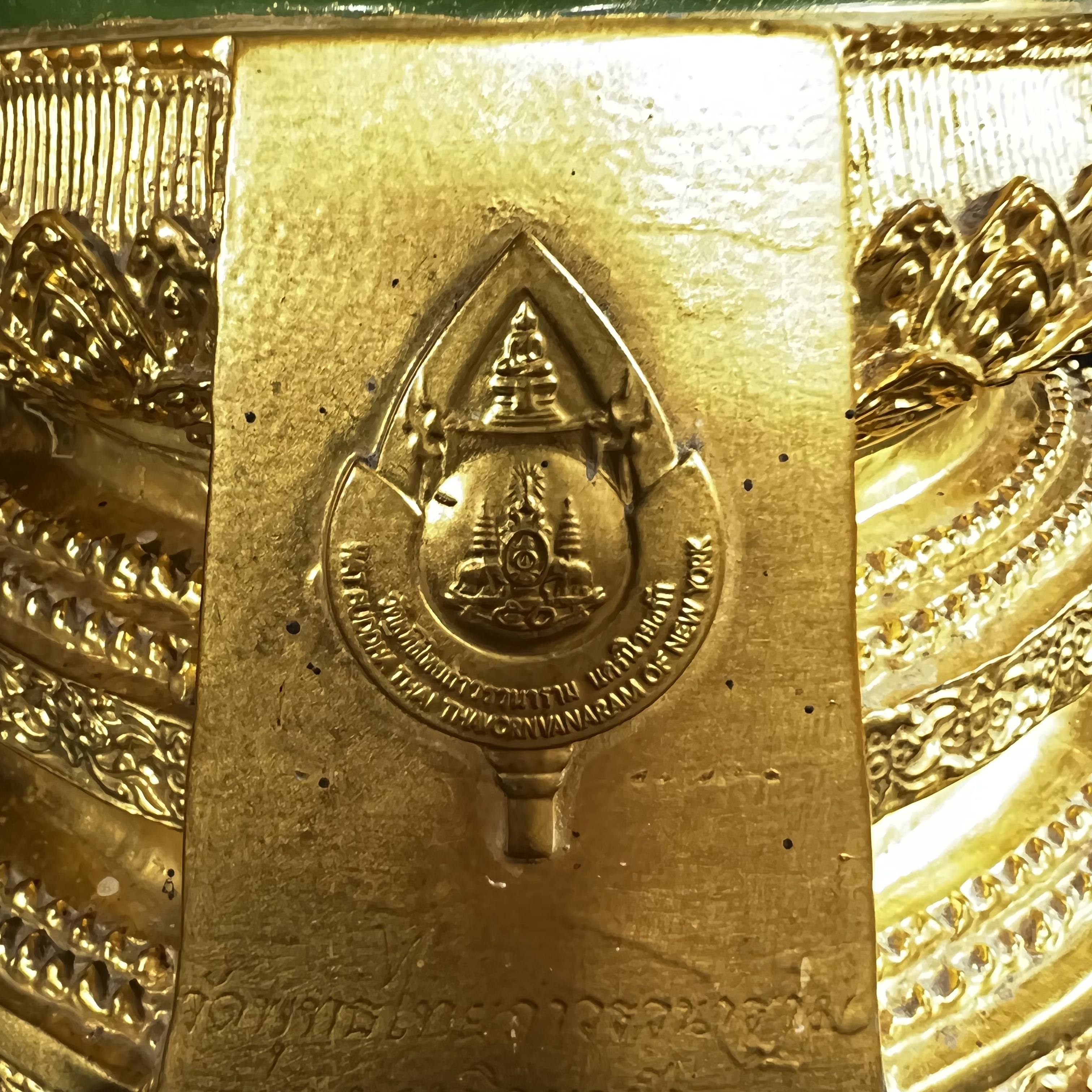 พระพุทธมหามณีรัตนปฏิมากร (จำลอง)พระแก้วมรกต วัดพุทธไทยถาวรวนาราม นครนิวยอร์ก ตรา ภปร. 6รอบ 72พรรษา ในหลวงรัชกาลที่9 ปี2542 ขนาดบูชาหน้าตัก 5นิ้ว หล่อเนื้อโลหะ(ในหลวงรัชกาลที่9 เสด็จเจิมพระสุหร่าย)(1ใน999องค์)