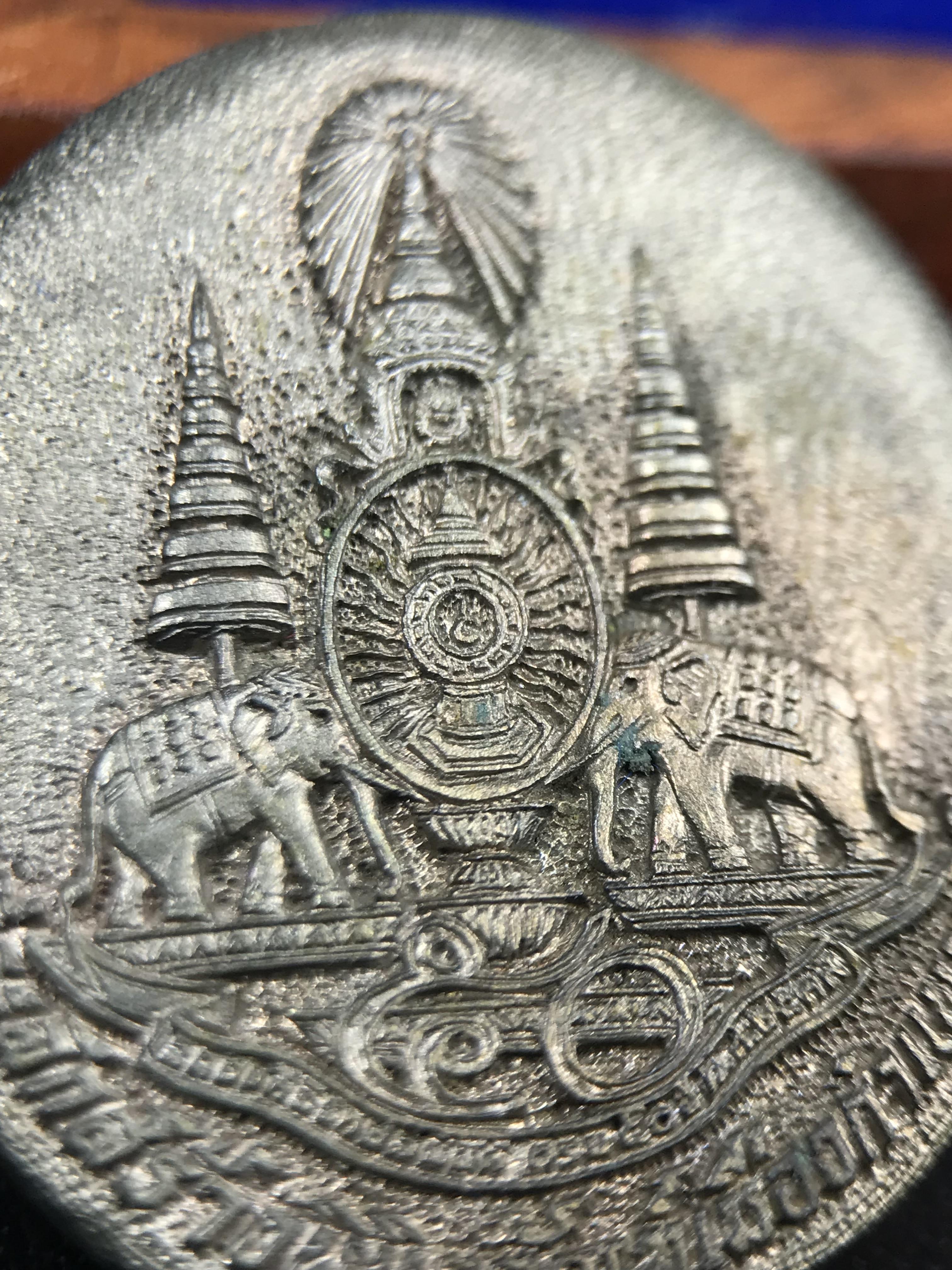 เหรียญรูปเหมือนพระญาณวิทยาคมเถร (หลวงพ่อคูณ ปริสุทโธ)ชุดกาญจนาภิเษกครองราชย์ครบ 50 ปี วัดบวรนิเวศวิหาร ปี 2538 เหรียญหล่อเนื้อนวโลหะ(พิเศษกรรมการมีรอยจาร ตอกโค๊ดหมายเลข ๓๒๗)(หายากพบเจอน้อยมาก)(พร้อมกล่องบรรจุเดิมลายไม้สีน้ำตาลมีตรากาญจนา) พิธีใหญ่