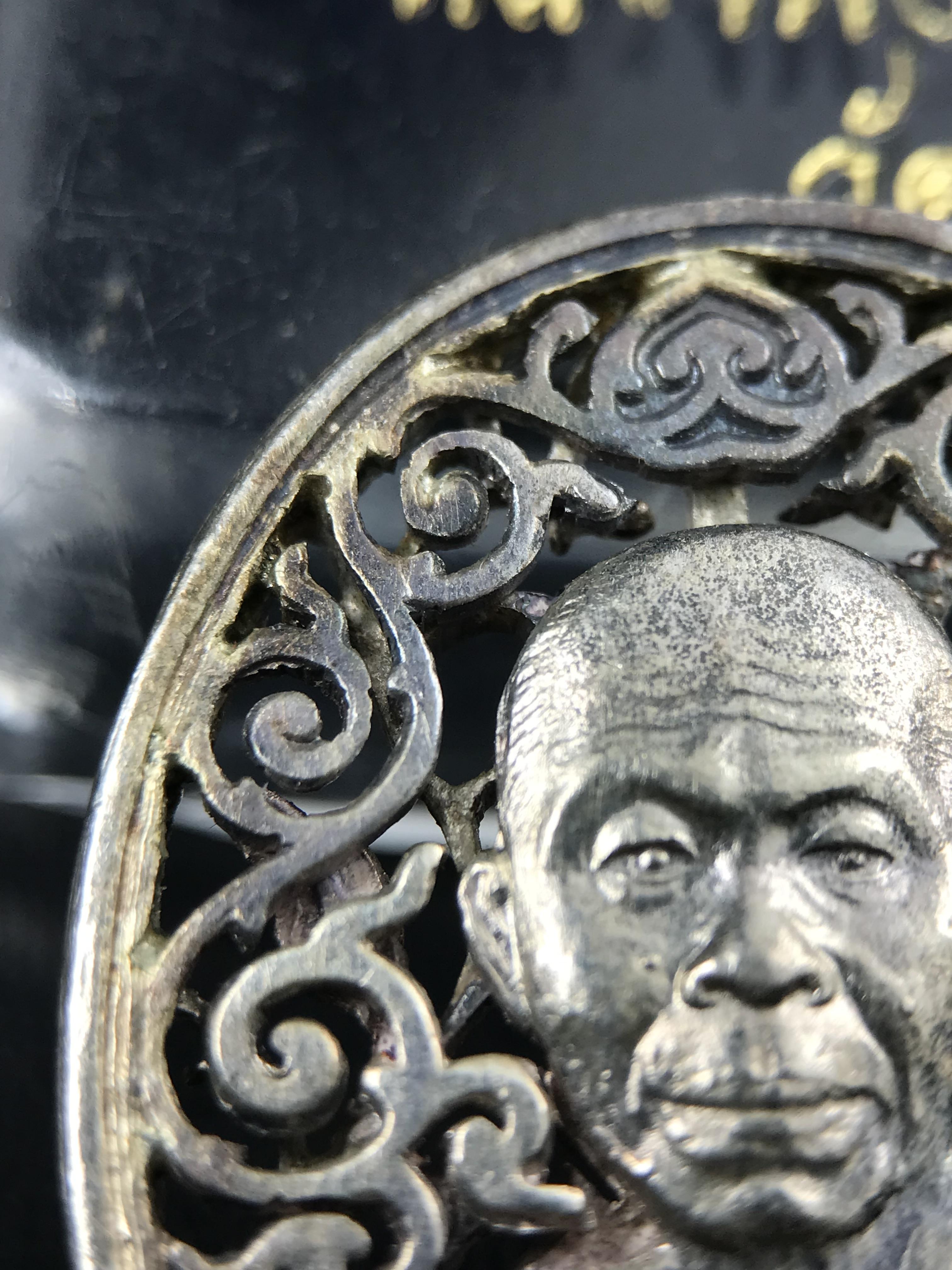 เหรียญหลวงพ่อคูณ ปริสุทโธ วัดบ้านไร่ รุ่น สก. ปี 2536 พิมพ์ลายฉลุ เนื้อเงิน(สวย งดงาม หายาก) งานมหามงคลเฉลิมพระชนมพรรษา 5 รอบ สมเด็จพระบรมราชินีนาถ จัดสร้างโดย กองพลทหารราบที่๒ ทหารเสือราชินี รักษาพระองค์ (พิธีใหญ่ ประวัติชัดเจน อีกหนึ่งรุ่นยอดนิยม)