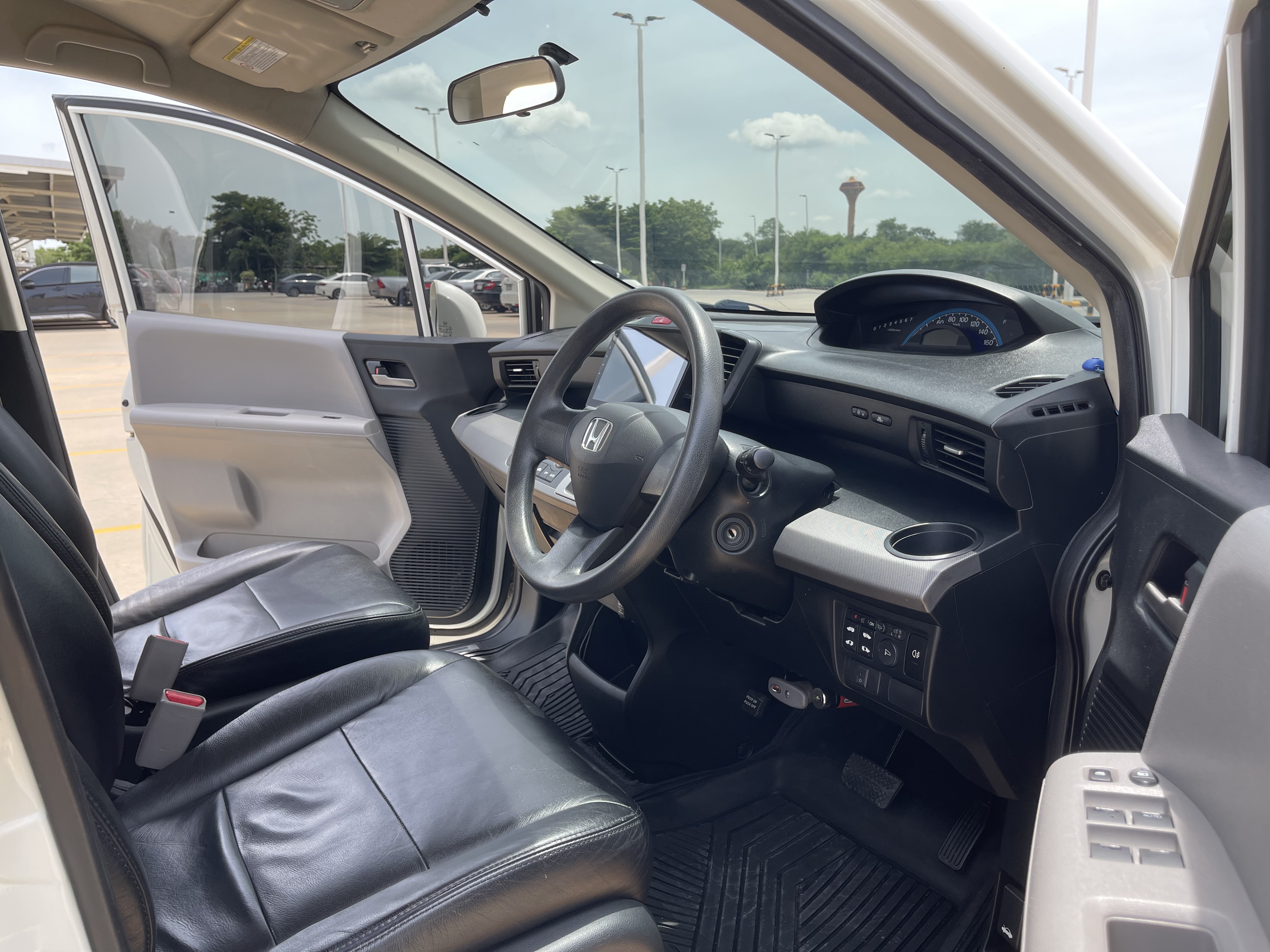 Honda Freed 1.5 E At 2012 ขาวมุก