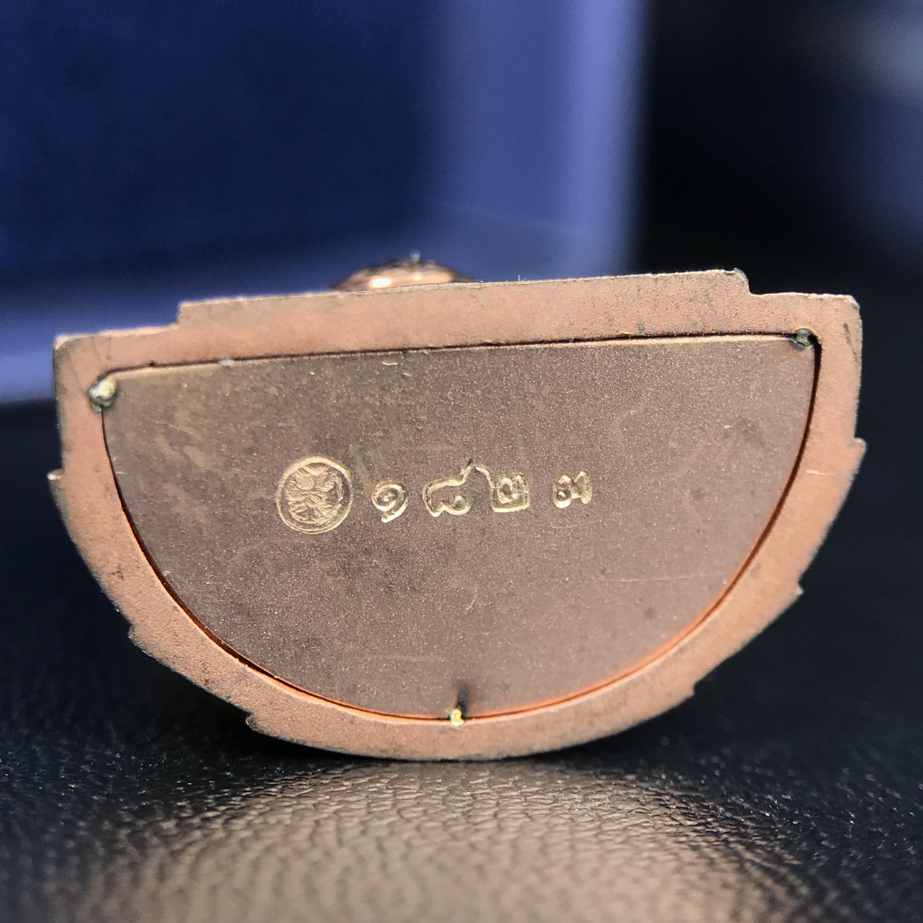 พระแก้วมรกต ภปร. ปี 2547 จัดสร้างโดยโรงพยาบาลภูมิพลอดุลยเดช เนื้อเงิน(3 กษัตริย์) ลอยองค์ หน้าตัก 1/2 นิ้ว สูง 3.7 ซม.พิธีมหามังคาภิเษก ณ พระอุโบสถวัดพระศรีรัตนศาสดาราม(วัดพระแก้ว) งดงามทรงคุณค่าอีกหนึ่งรุ่นยอดนิยม หายาก(องค์หมายเลข ๑๘๒๓)