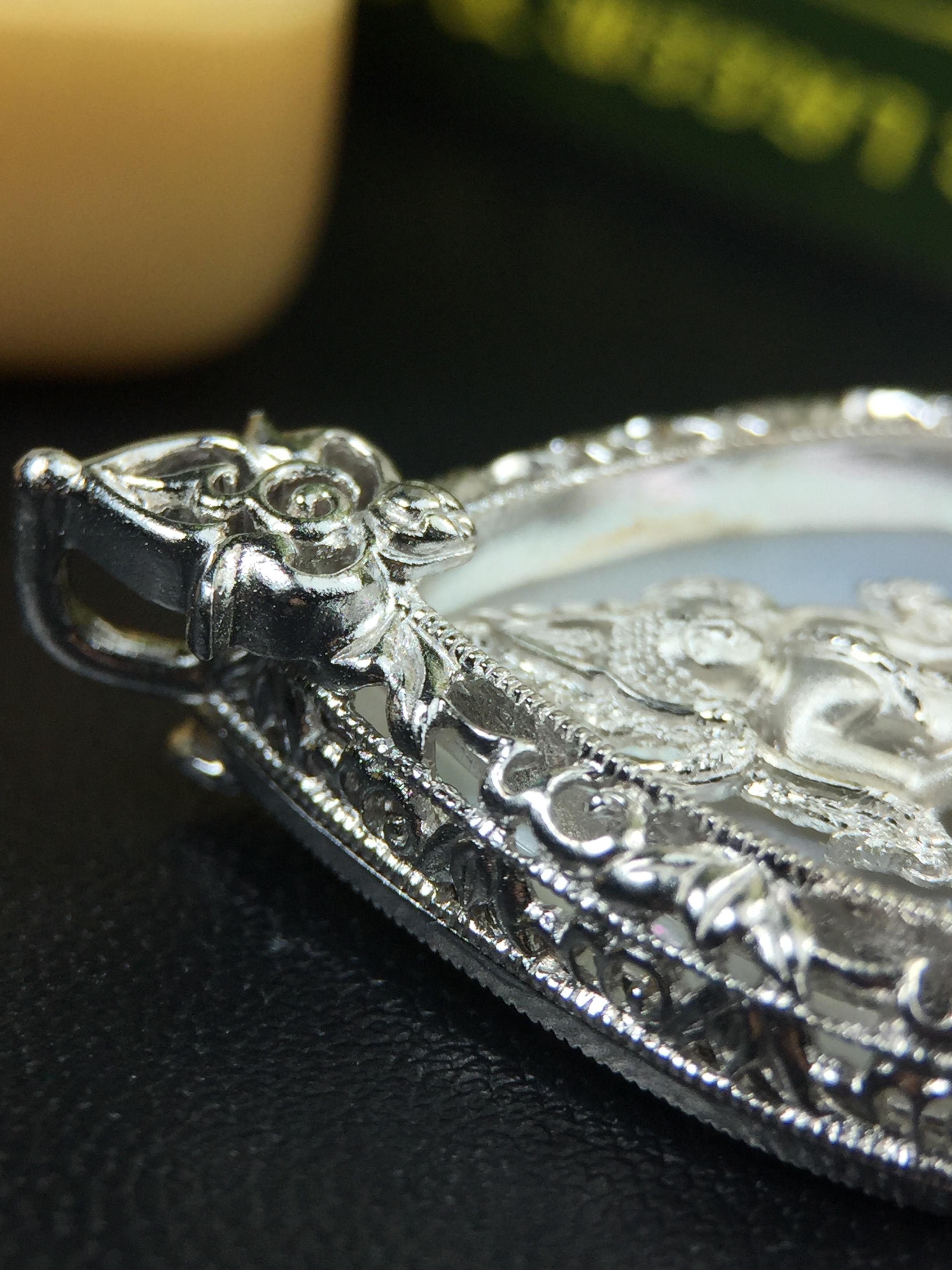 พระพุทธชินราช(จำลอง) ภปร. 84 พรรษา ทรงหยดน้ำ เนื้อเงินชุบทองคำขาว ขนาด 20*36 มม. (พระราชทานมวลสาร จิตรลดาและเส้นพระเจ้า(เส้นผม)รัชกาลที่9)พุทธศิลป์ทรงคุณค่าอีกหนึ่งรุ่นยอดนิยม งดงาม ทรงคุณค่า หายาก