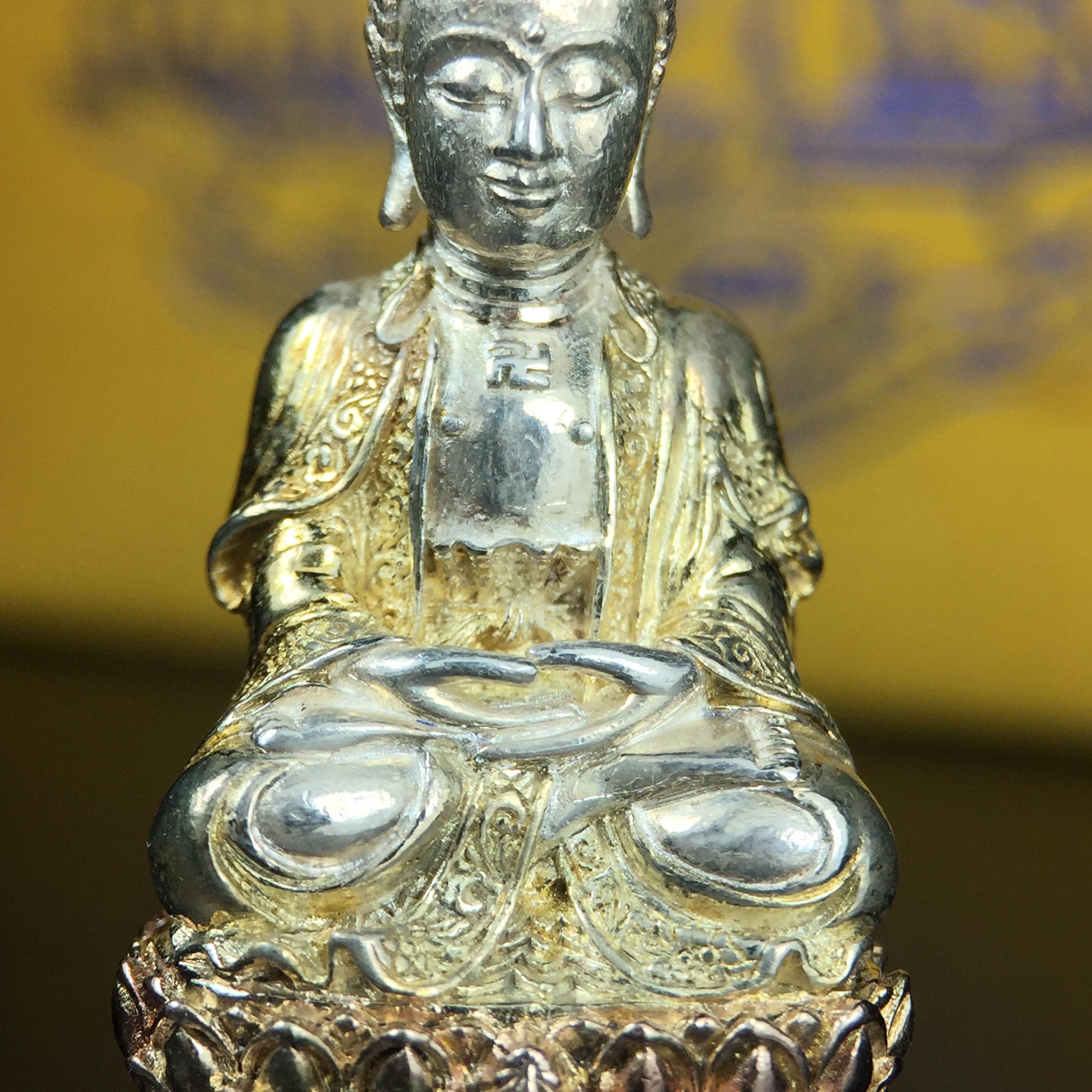 พระกริ่งจีน "ต้าเยิ่นถะ" รุ่น กาญจนาภิเษก ครองราชย์ 50 ปี วัดบวรนิเวศวิหาร ปี2538 เนื้อเงินสามกษัตริย์ สูง 3.8 ซม. (คัดสภาพสวยเดิม พิธีใหญ่ พุทธศิลป์งดงาม)