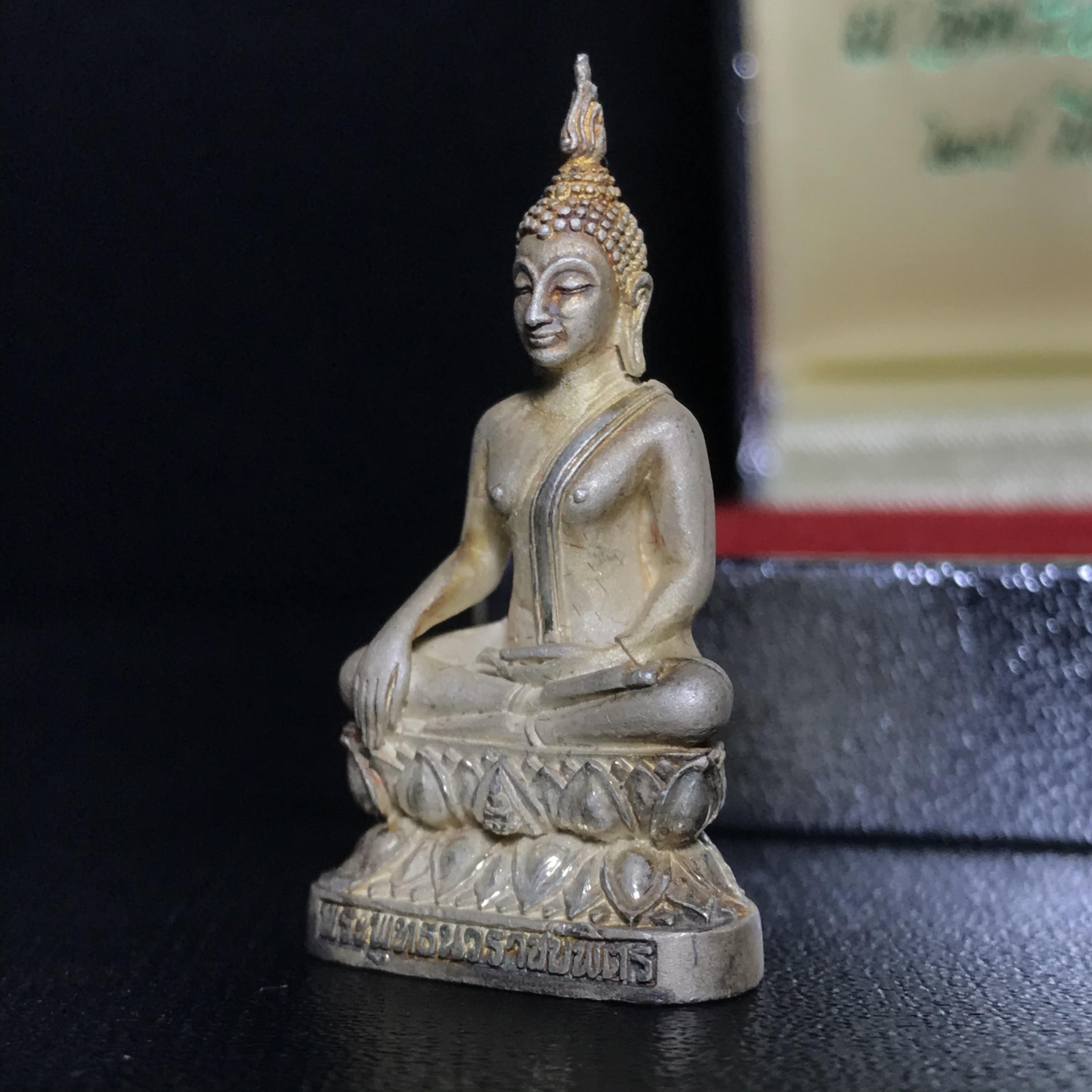 พระกริ่งพระพุทธนวราชบพิตร ครองสิริราชสมบัติครบ 50 ปี พ.ศ.2540 เนื้อเงินผิวเดิมๆ พร้อมกล่องบรรจุเดิม(1ใน9500องค์)