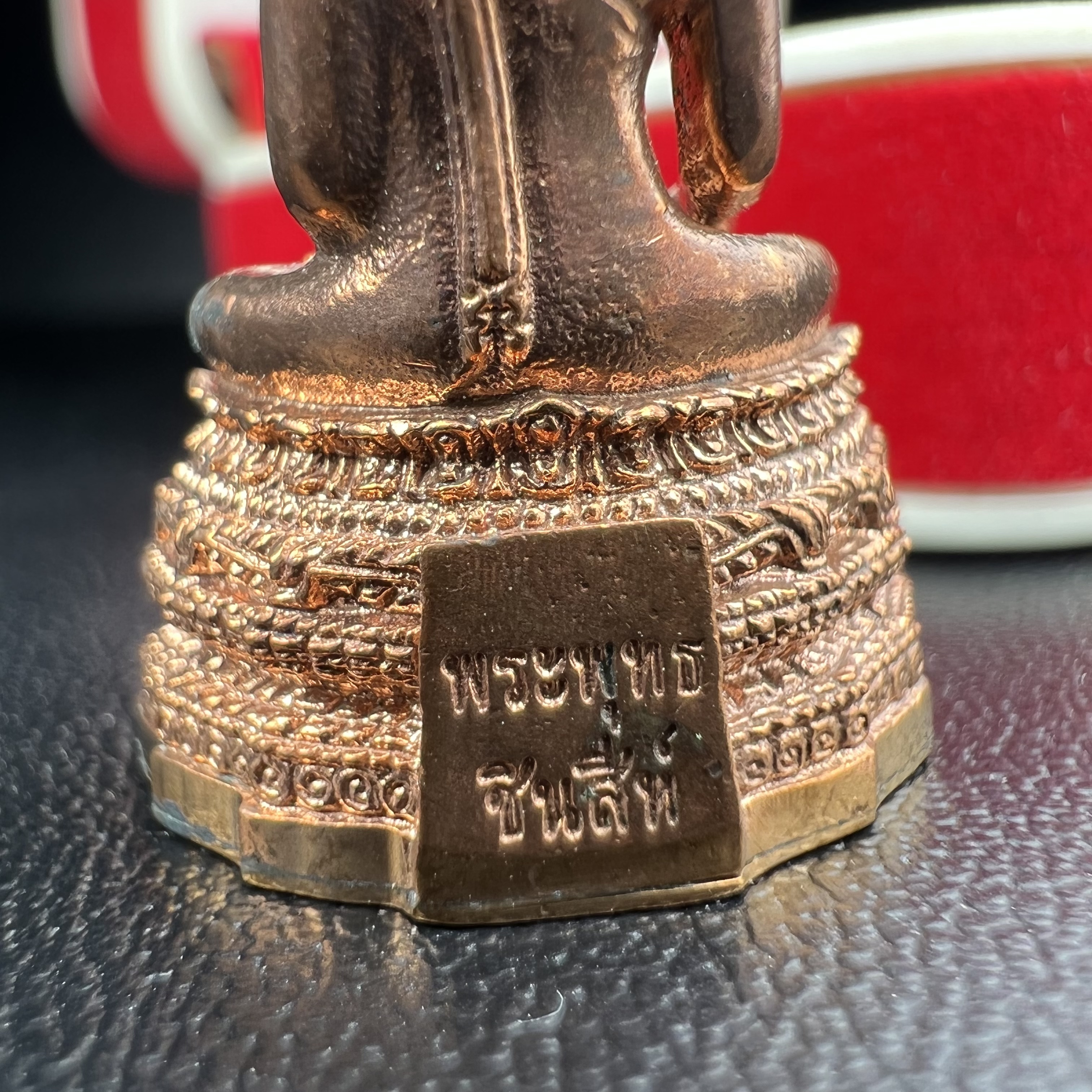 พระกริ่งพระพุทธชินสีห์ ภปร. (รุ่น2) เนื้อทองแดง กองทุนฟันเทียมพระราชทาน ในวโรกาสมหามงคล 80 พรรษา ปี 2550 (1 ใน 7499 องค์)