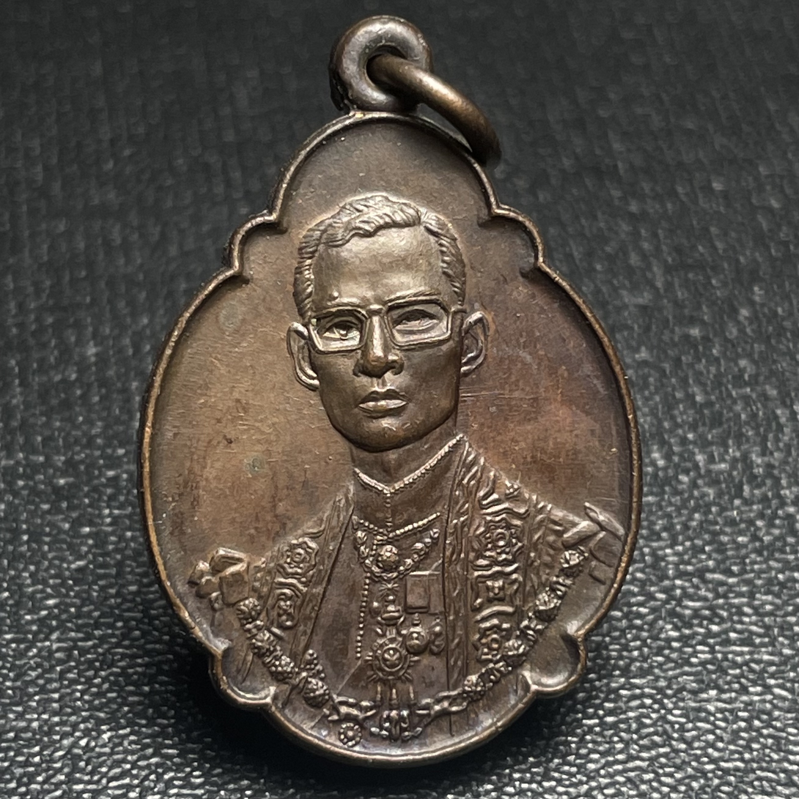 เหรียญ ร.9 ทรงเฉลิมพระชนมพรรษาครบ 4 รอบ ปี2518 (เนื้อทองแดงบล็อกวงเดือนล่างหายากนิยมที่สุดในรุ่น)(พิธีใหญ่)(รุ่นยอดนิยม เหรียญหลักที่ต้องมี เกจิดังในยุคร่วมปลุกเสก)