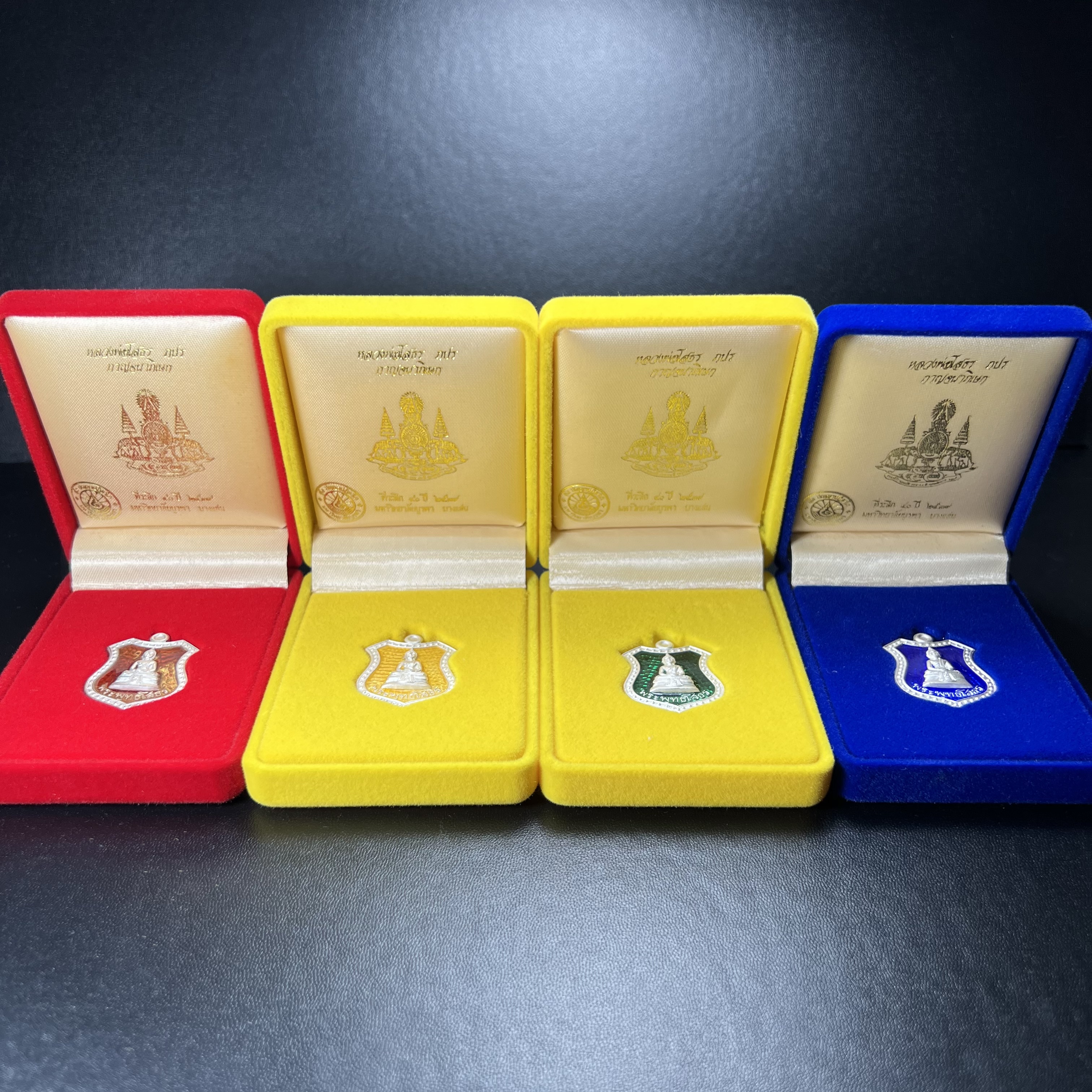 เหรียญหลวงพ่อโสธร ภปร. รุ่นกาญจนาภิเษก จัดสร้างในมงคลวโรกาสที่พระบาทสมเด็จพระเจ้าอยู่หัวรัชกาลที่9 เสด็จเถลิงถวัลย์สิริราชสมบัติ ครบ 50 ปี ในพุทธศักราช 2539 เนื้อเงินลงยา(สีแดง สีเหลือง สีน้ำเงิน สีเขียว)ครบชุดรวม 4 เหรียญ(พิธีใหญ่เข้มขลัง)1 ใน 9950 ชุด