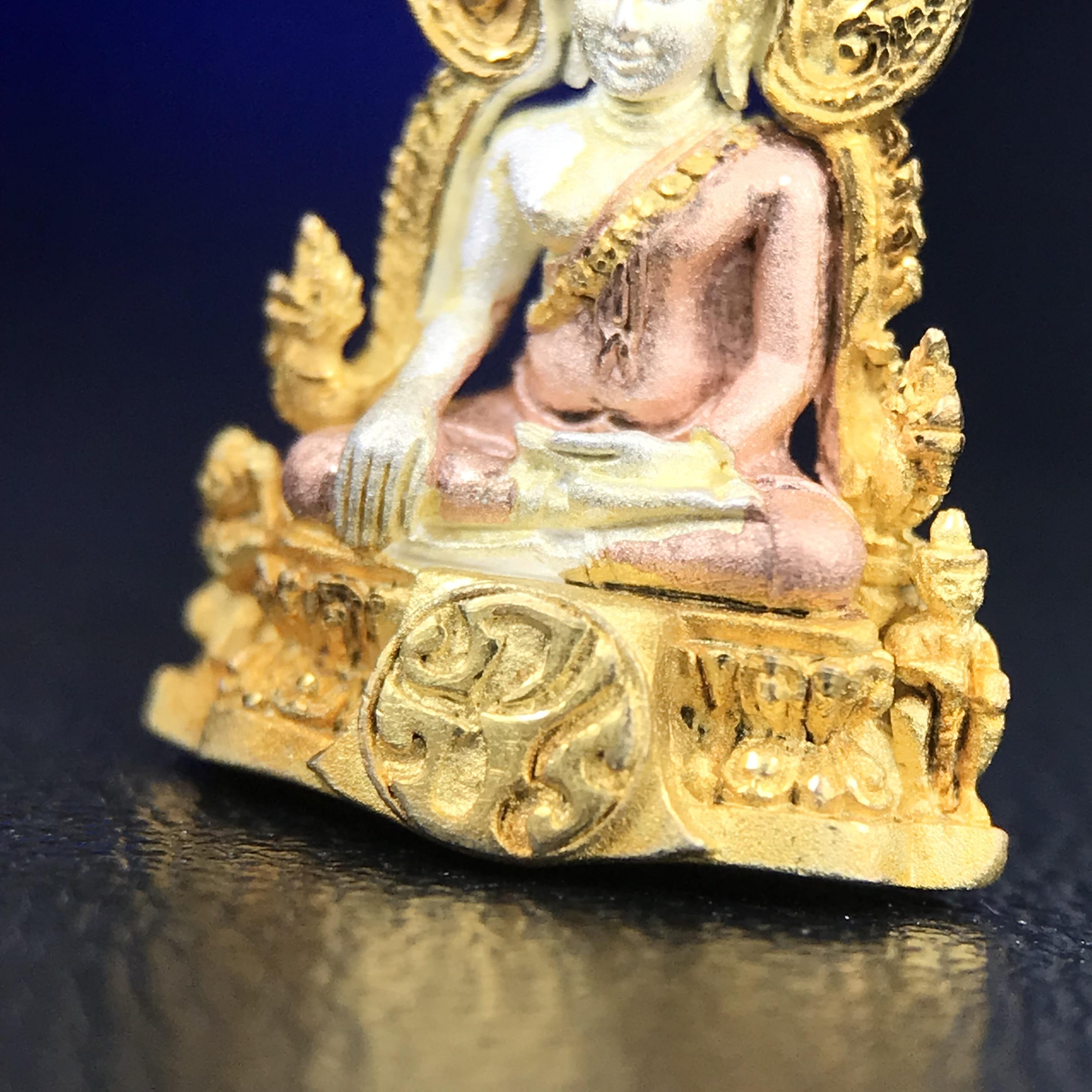 พระพุทธชินราช ภปร. โครงการ เพราะแผ่นดินนี้คือแผ่นดินเกิด เนื้อเงินชุบสามกษัตริย์ ปี2551 ขนาดหน้าตัก1/4นิ้ว (สวยงามทรงคุณค่า อีกหนึ่งรุ่นยอดนิยมหายาก) (สภาพคัดสวย กล่องบรรจุเดิมครบ)