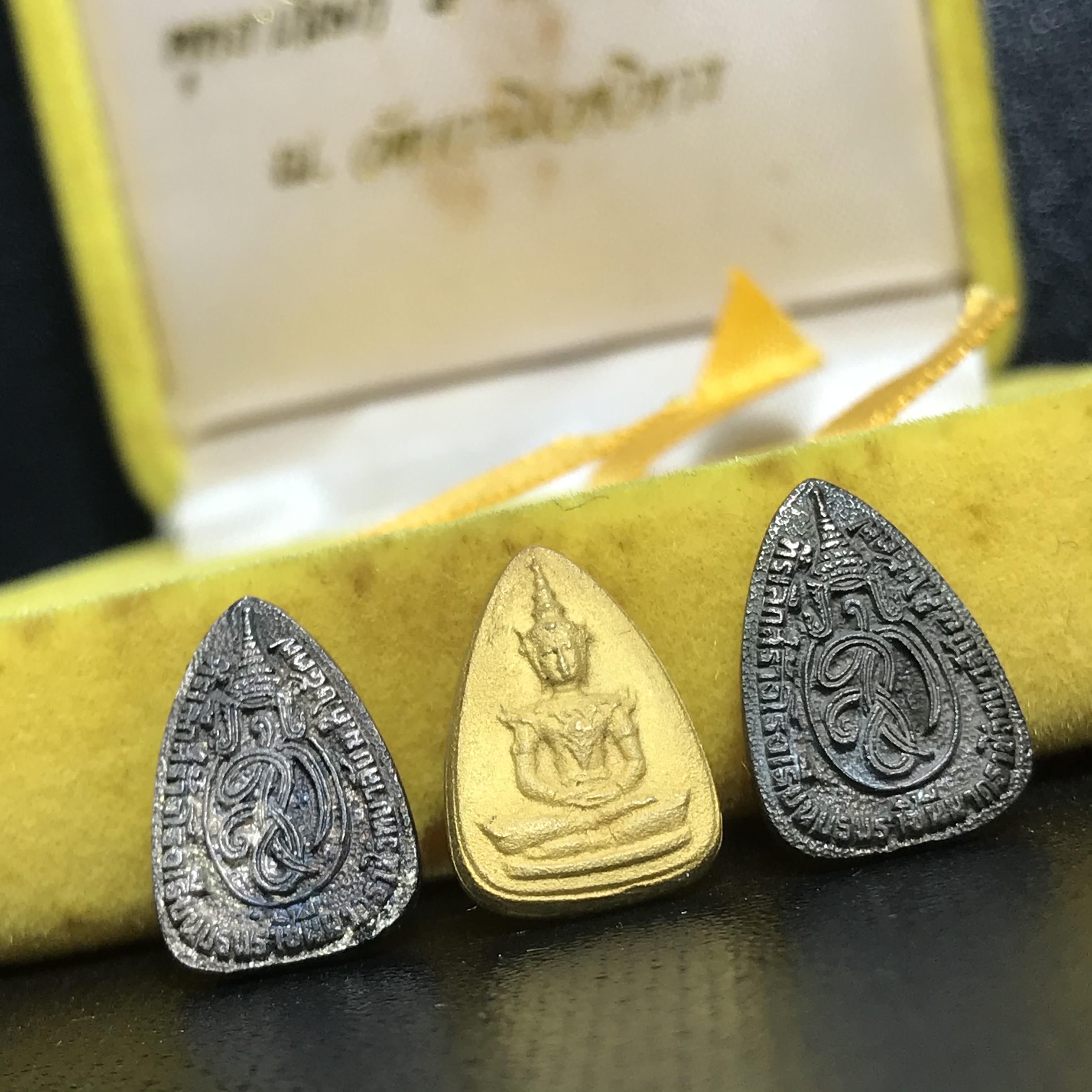 พระแก้วมรกต หลัง สก. รุ่น 60 พรรษามหาราชินี ปี 2537 ชุดกรรมการทองคำ พิมพ์เล็ก เหรียญหล่อทรงหยดน้ำครบชุดพร้อมกล่องบรรจุเดิม หายาก