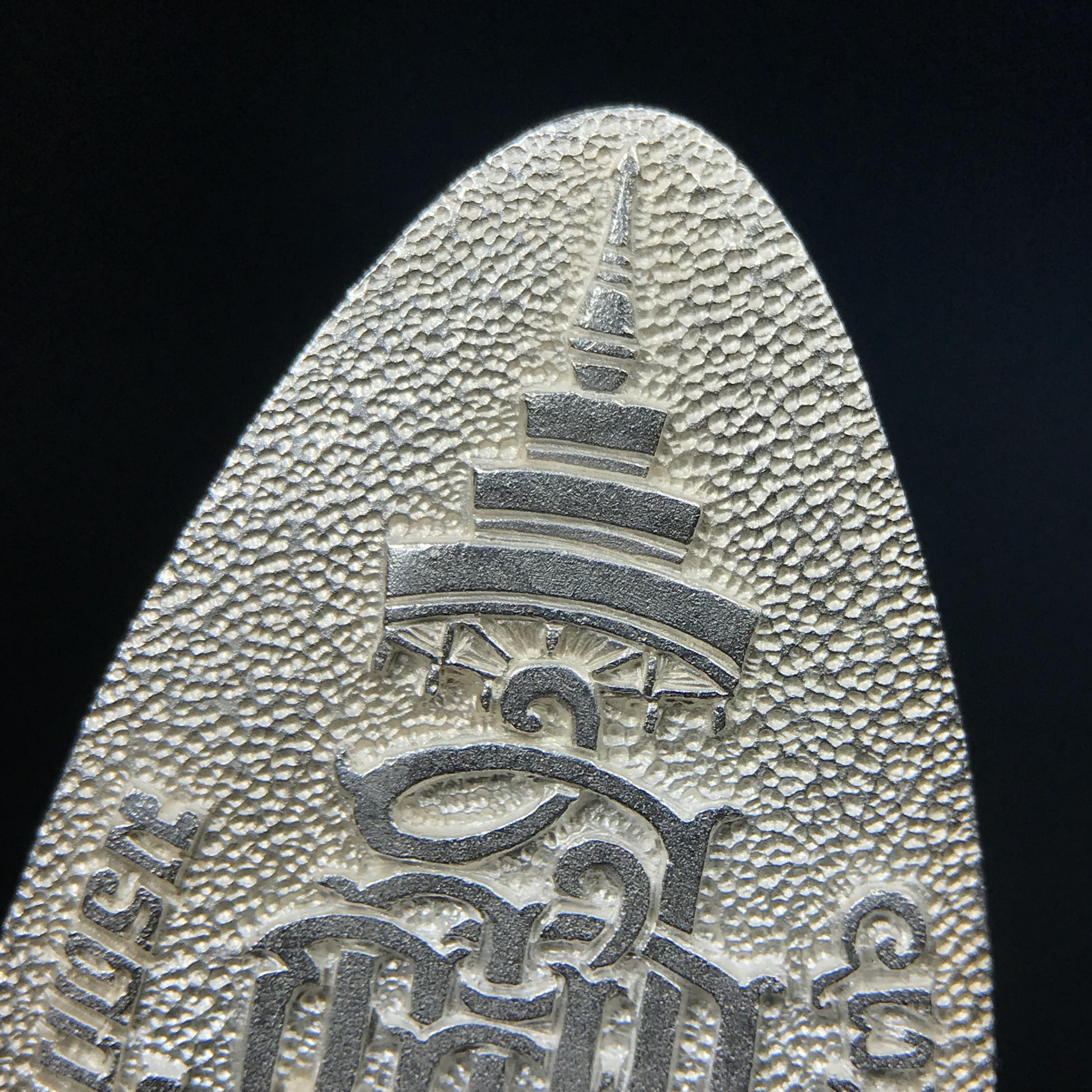 พระแก้วมรกต ญสส. สมเด็จพระญาณสังวร สมเด็จพระสังฆราช วัดบวรนิเวศวิหาร รุ่นมรดกไทย มรดกโลก พ.ศ.2536 จัดสร้างโดยมูลนิธิปริยัติศึกษา ในพระสังฆราชูปถัมภ์ เนื้อเงิน พิมพ์ใหญ่ขนาดสูง 3 ซ.ม. พร้อมกล่องบรรจุเดิมครบ