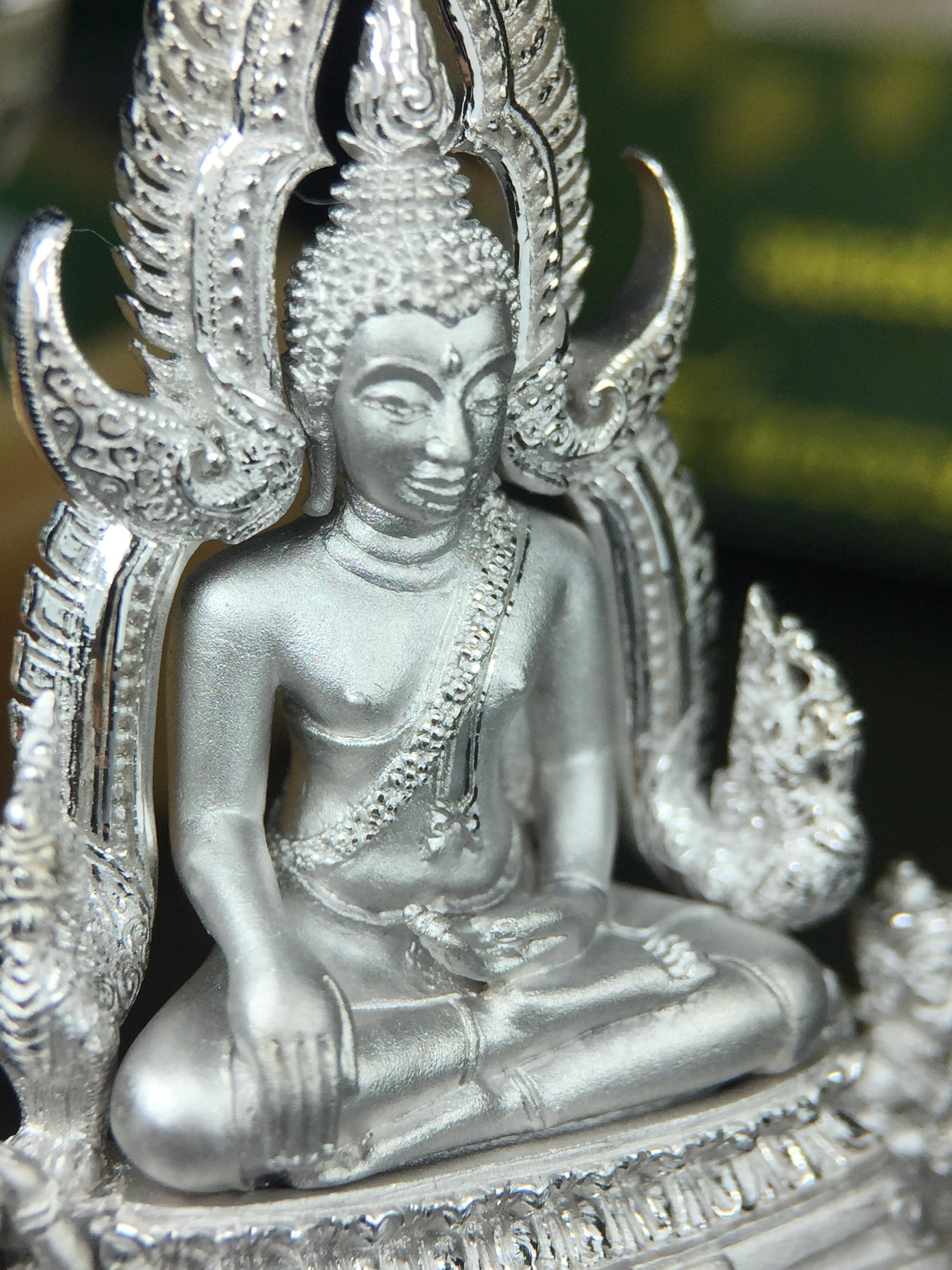 พระพุทธชินราช(จำลอง) ภปร. 84 พรรษา เนื้อเงินชุบทองคำขาว พิมพ์ใหญ่ขนาดหน้าตัก 3/4 นิ้ว(พระราชทานมวลสาร จิตรลดาและเส้นพระเจ้า(เส้นผม))รัชกาลที่9)พุทธศิลป์ทรงคุณค่าอีกหนึ่งรุ่นยอดนิยม(1ใน 3000 องค์)