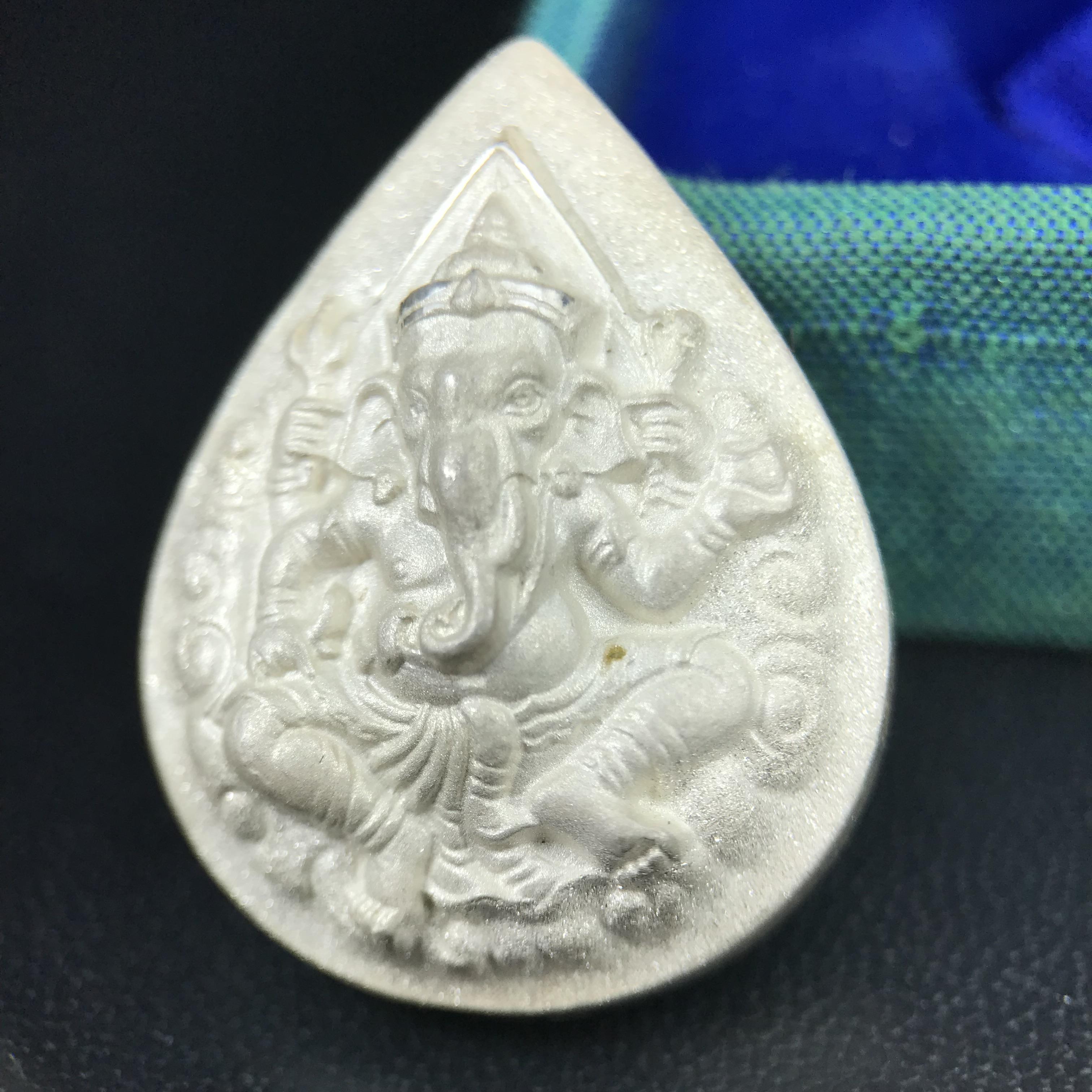 เหรียญพระพิฆเนศวร ญสส. ชุดกาญจนาภิเษกครองราชย์ 50 ปี พุทธศักราช 2538 พิมพ์ใหญ่(2.9 ซม.) เนื้อเงิน(พ่นทรายและขัดเงาบางส่วน) สภาพสวยเดิมพร้อมกล่องบรรจุเดิม ตอกโค๊ดหมายเลขกำกับ(1ใน 5539องค์)