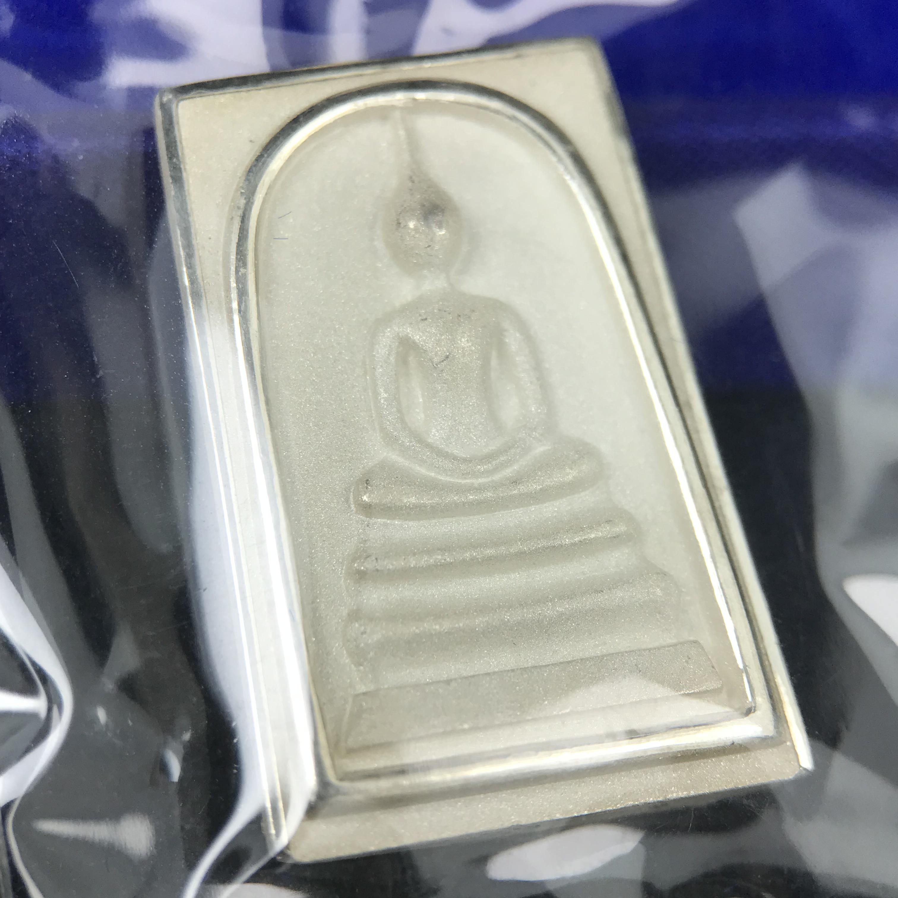 สมเด็จพุฒาจารย์ (โต พรหมรังสี) อนุสรณ์ 128 ปี สมเด็จพระญาณสังวร สมเด็จพระสังฆราช ทรงเมตตาอธิฐานจิต ปี 2543 มหาพุทธาภิเษก 3วาระ เหรียญรูปเหมือนสมเด็จพุฒาจารย์โตด้านหลังพระสมเด็จ พิมพ์ใหญ่เนื้อเงิน ขนาด 1.8 x 2.7 ซม. ทรงคุณค่าทั้งด้านความงานด้านพุทธศิลป์ แล