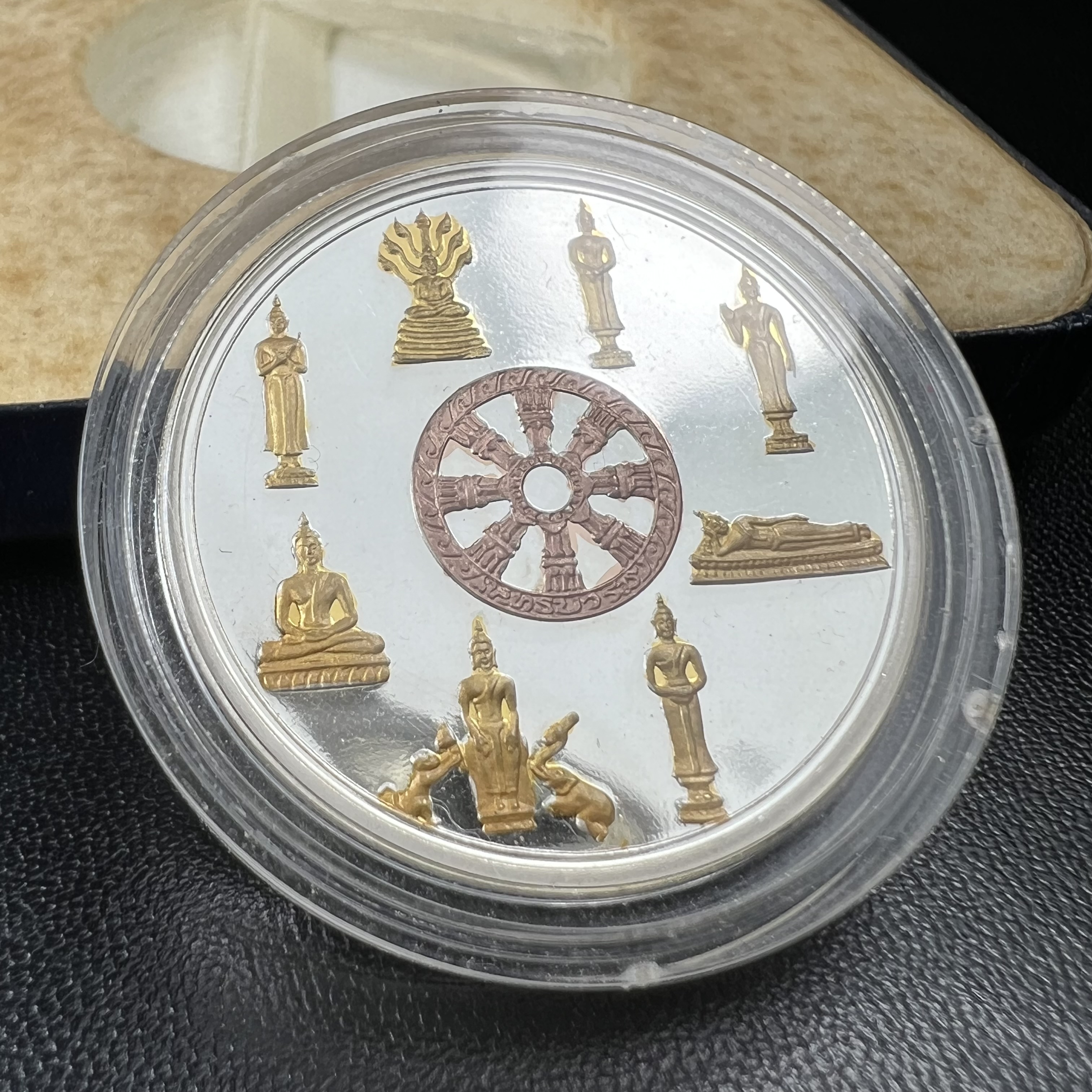 เหรียญพระแก้วมรกต พระพุทธชินราช พระพุทธโสธร รุ่นพุทธบารมี ปี 2540 เนื้อเงินขัดเงา 99.9% ชุบ 3 กษัตริย์ พร้อมกล่องบรรจุเดิม พิธีพุทธาภิเษก 2 พิธี มหามงคล (พระพุทธคู่บ้านคู่เมือง รูปแบบเหรียญสวยงดงามมาก พิธีใหญ่ เป็นที่นิยม)สร้างน้อยหายาก 1 ใน 500 เหรียญ