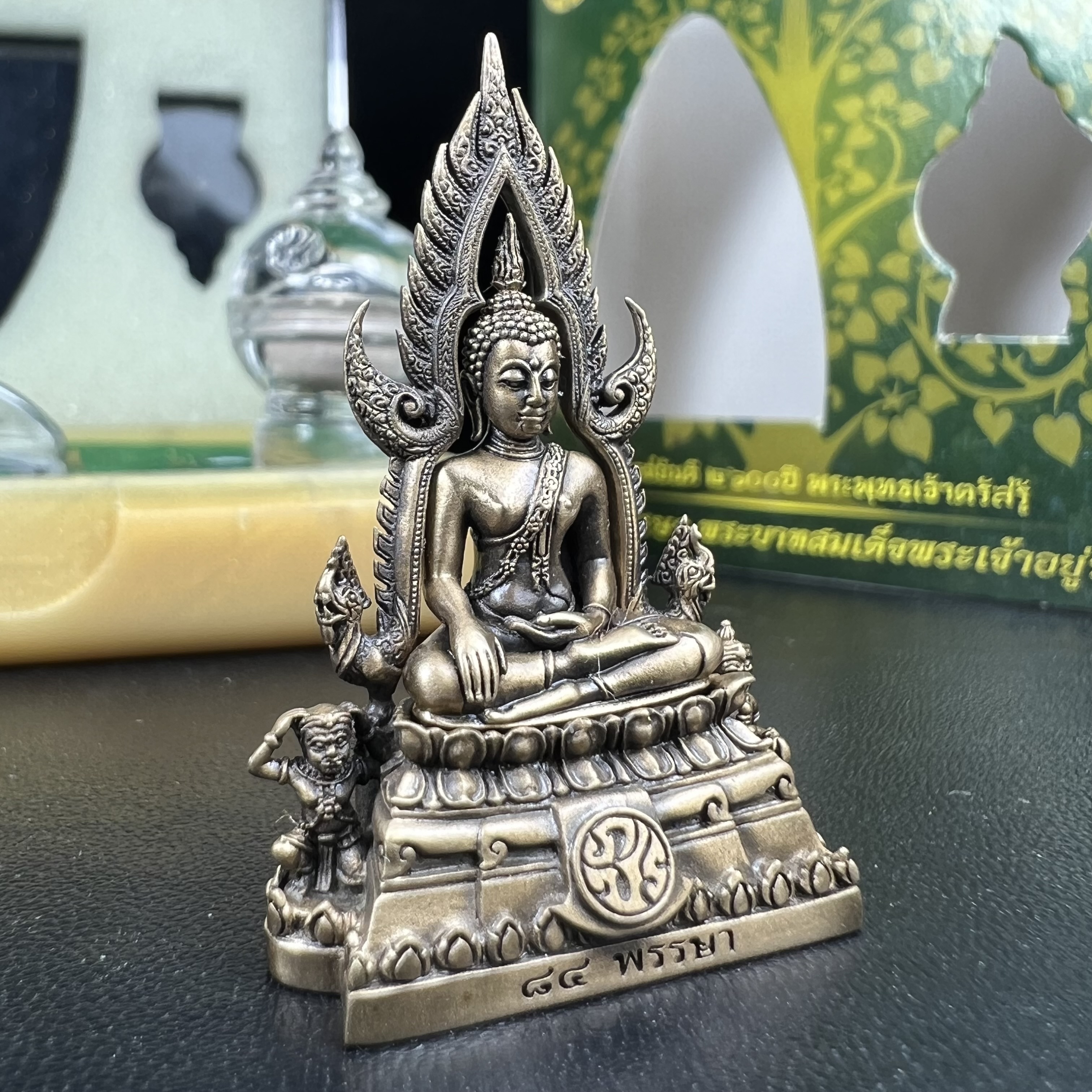 พระพุทธชินราช(จำลอง) ภปร. 84 พรรษา ปี 2554 เนื้อบรอนซ์รมดำซาติน พิมพ์กลางขนาดหน้าตัก 1/2 นิ้ว(พระราชทานมวลสาร จิตรลดาและเส้นพระเจ้า(เส้นผม)รัชกาลที่9)พุทธศิลป์ทรงคุณค่าอีกหนึ่งรุ่นยอดนิยม(หมายเลขสวย ๑๘๑))