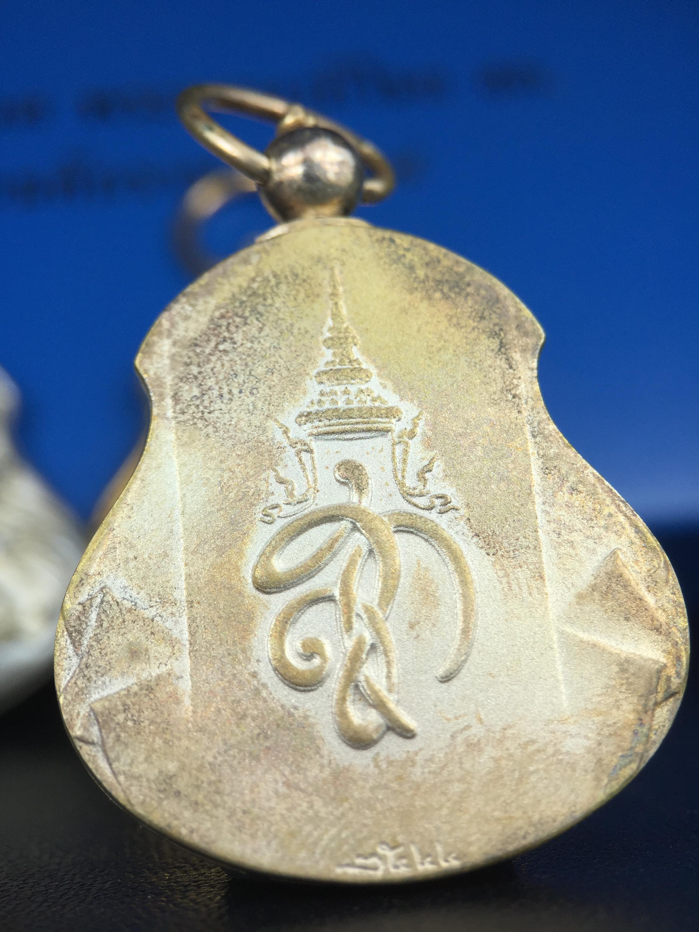 เหรียญหลวงปู่ทวด พระนามาภิไธย สก. แบบงานฉลุโบราณ(HAND MADE) ปี 2544 ชุดทองคำ(เนื้อทองคำ(15.16 กรัม)+เนื้อเงิน+เนื้อบรอนซ์)พิธีปลุกเสก ณ อุโบสถวัดช้างให้ และ พิธีมังคลาภิเษก ณ พระอุโบสถ วัดพระศรีรัตนศาสดาราม(วัดพระแก้ว) (1 ใน 500 ชุด)พบเจอน้อยหายากมาก