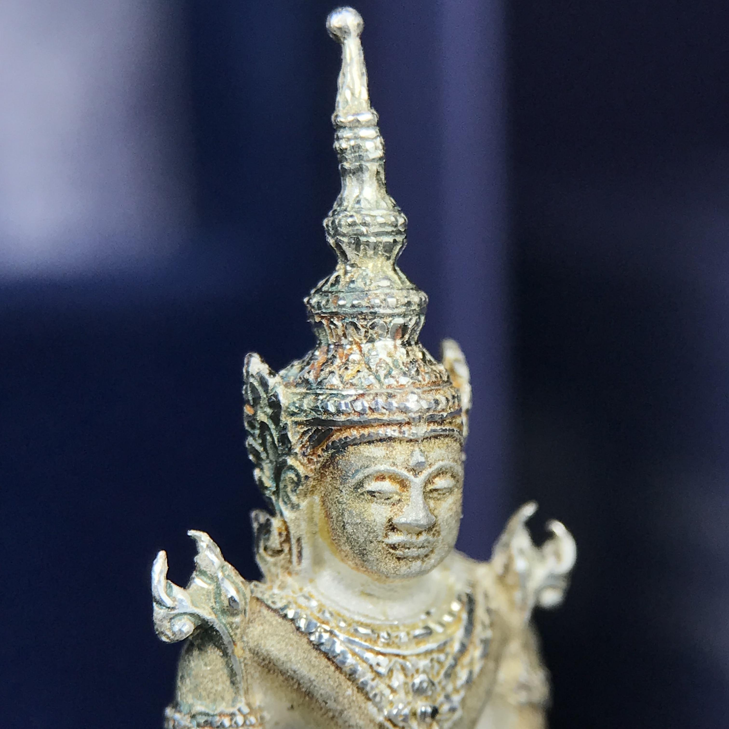 พระแก้วมรกต ภปร. ปี 2547 จัดสร้างโดยโรงพยาบาลภูมิพลอดุลยเดช เนื้อเงิน ลอยองค์ หน้าตัก 1/2 นิ้ว สูง 3.7 ซม. พิธีมหามังคาภิเษก ณ พระอุโบสถวัดพระศรีรัตนศาสดาราม(วัดพระแก้ว) งดงามทรงคุณค่าอีกหนึ่งรุ่นยอดนิยม หายาก(องค์หมายเลขต้นๆหลักร้อย ๒๙๘)ผิวเดิมติดรุ้งสวย