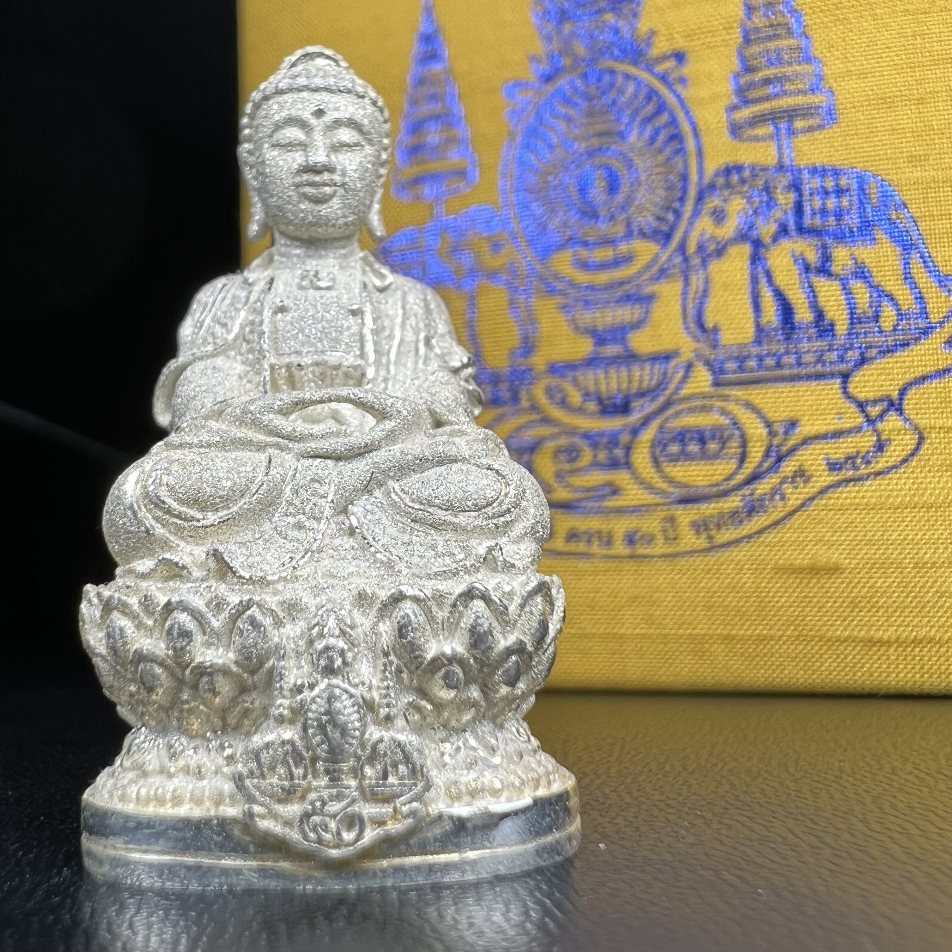 พระกริ่งจีน "ต้าเยิ่นถะ" รุ่น กาญจนาภิเษก ครองราชย์ 50 ปี วัดบวรนิเวศวิหาร ปี2538 เนื้อเงินพ่นทรายขัดเงาบางส่วน 99.99% สูง 3.8 ซม. (คัดสภาพสวยเดิม พิธีใหญ่ พุทธศิลป์งดงาม)1 ใน 6001 องค์
