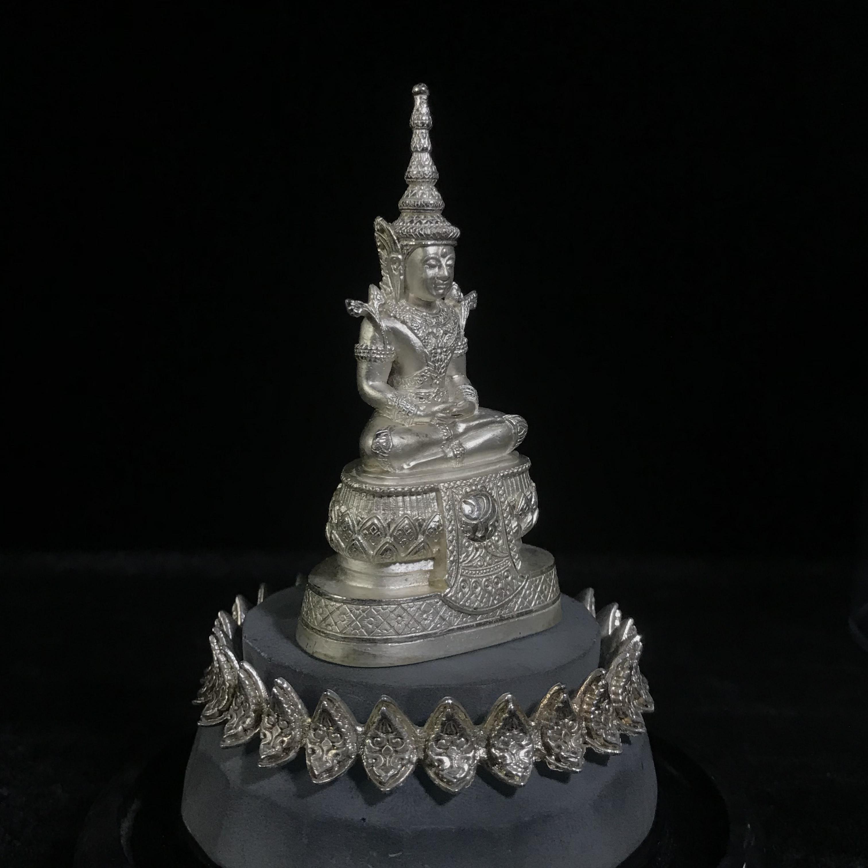 พระแก้วมรกต ภปร.(รุ่นแรก) ปี2545 รุ่นฉลองกรุงรัตนโกสินทร์ครบ 220 ปี หล่อลอยองค์ เนื้อเงิน ขนาดบูชา 50*90 มม. พร้อมฐานวางครอบแก้วเดิม(สวยงามและหายากมาก)(1ใน3000องค์)