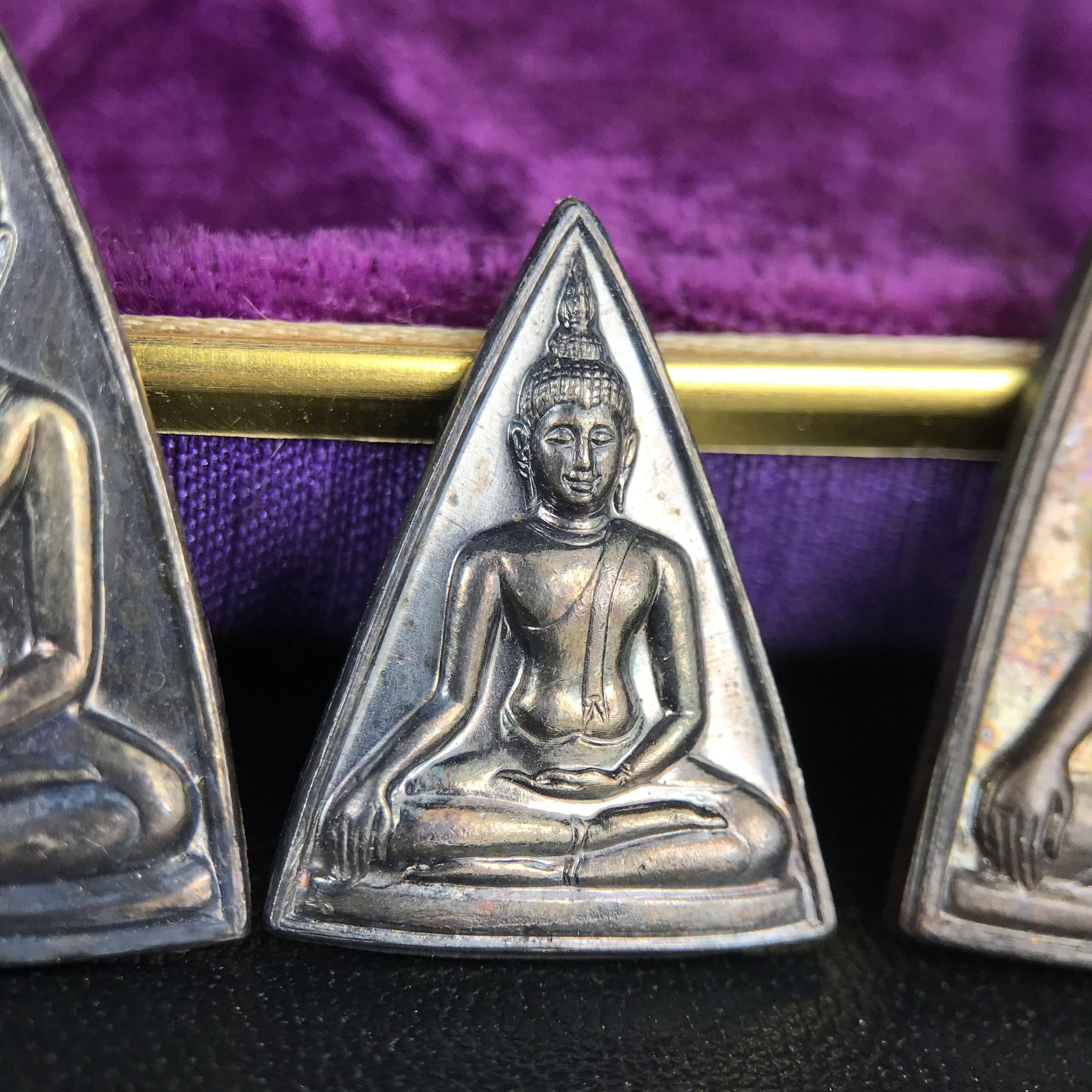 เหรียญสมเด็จนางพญาคุณากร หลัง ญสส. ปี 2532 ชุดเนื้อเงินและเนื้อนวโลหะ พิมพ์ใหญ่คู่พิมพ์เล็ก(ชุดพิเศษกรรมการ 1 ใน 500 ชุด) พิธีใหญ่ สภาพสวยผิวเดิมพร้อมกล่องบรรจุเดิมกำมะหยี่สีม่วงสัญลักษณ์ “สธ” สมเด็จพระเทพฯ ครบสมบูรณ์***ชุดแจกกรรมการพบเจอน้อย หายาก***