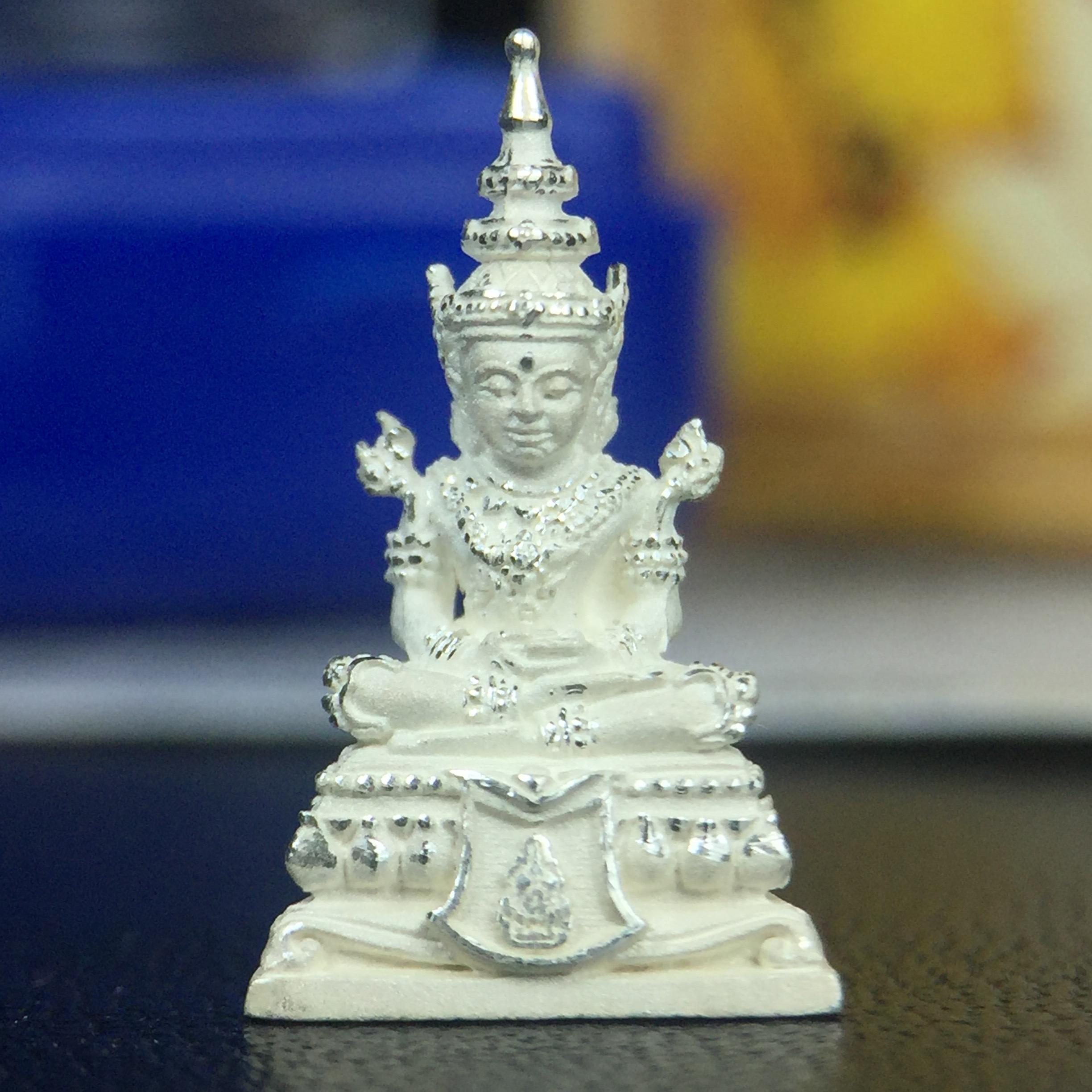 พระแก้วมรกต(จำลอง)ลอยองค์ ขนาดหน้าตัก 1/4 นิ้ว ทรงเครื่องฤดูร้อน เนื้อเงิน ตราสัญลักษณ์ฉลองสิริราชสมบัติครบ 60 ปี พ.ศ.2549(สภาพสวย ครบ สมบูรณ์)