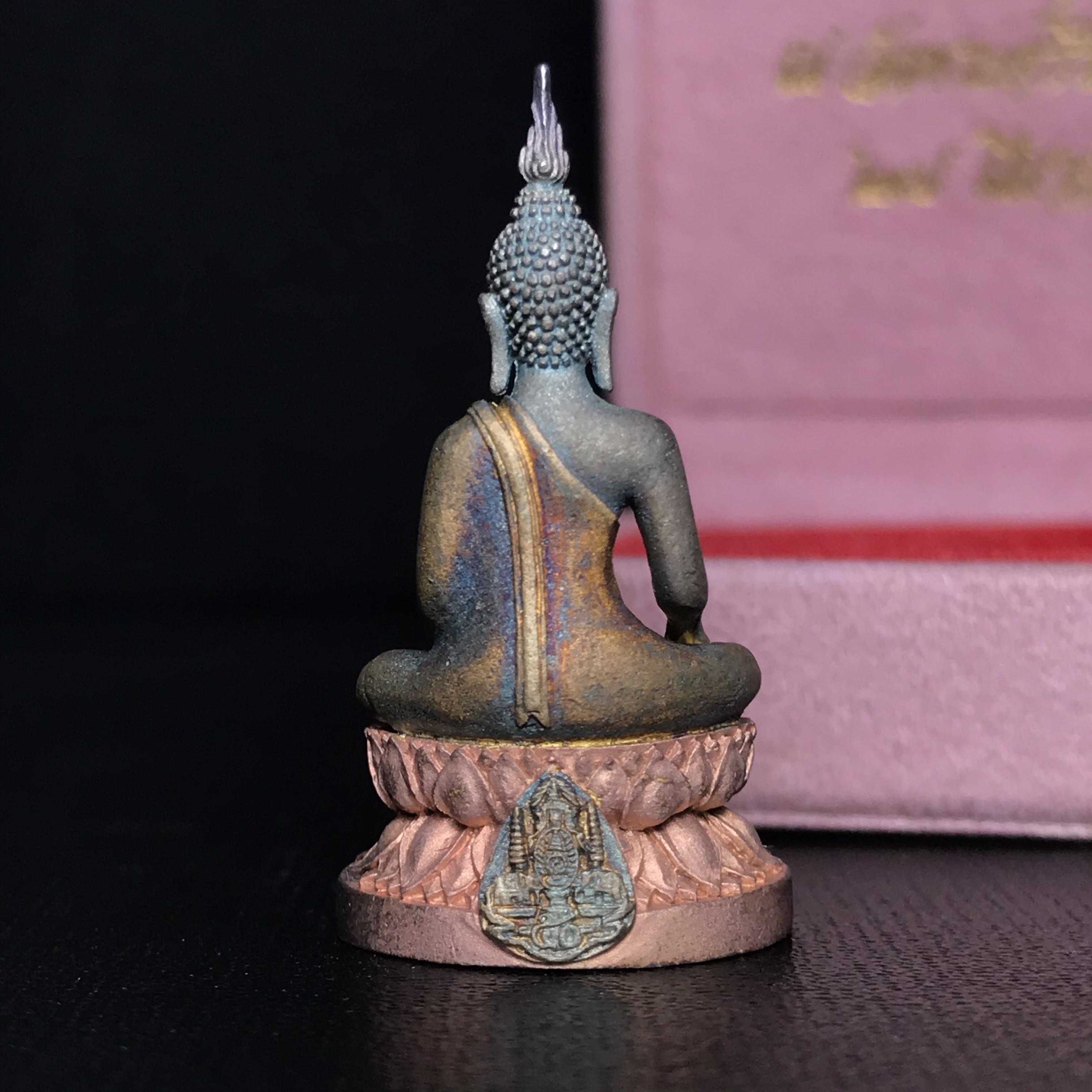 พระกริ่งพระพุทธนวราชบพิตร ครองสิริราชสมบัติครบ 50 ปี พ.ศ.2540 ชุดพระราชทาน(หายาก)เนื้อเงินสามกษัตริย์ผิวเดิมขึ้นสีรุ้งแบบนิยม