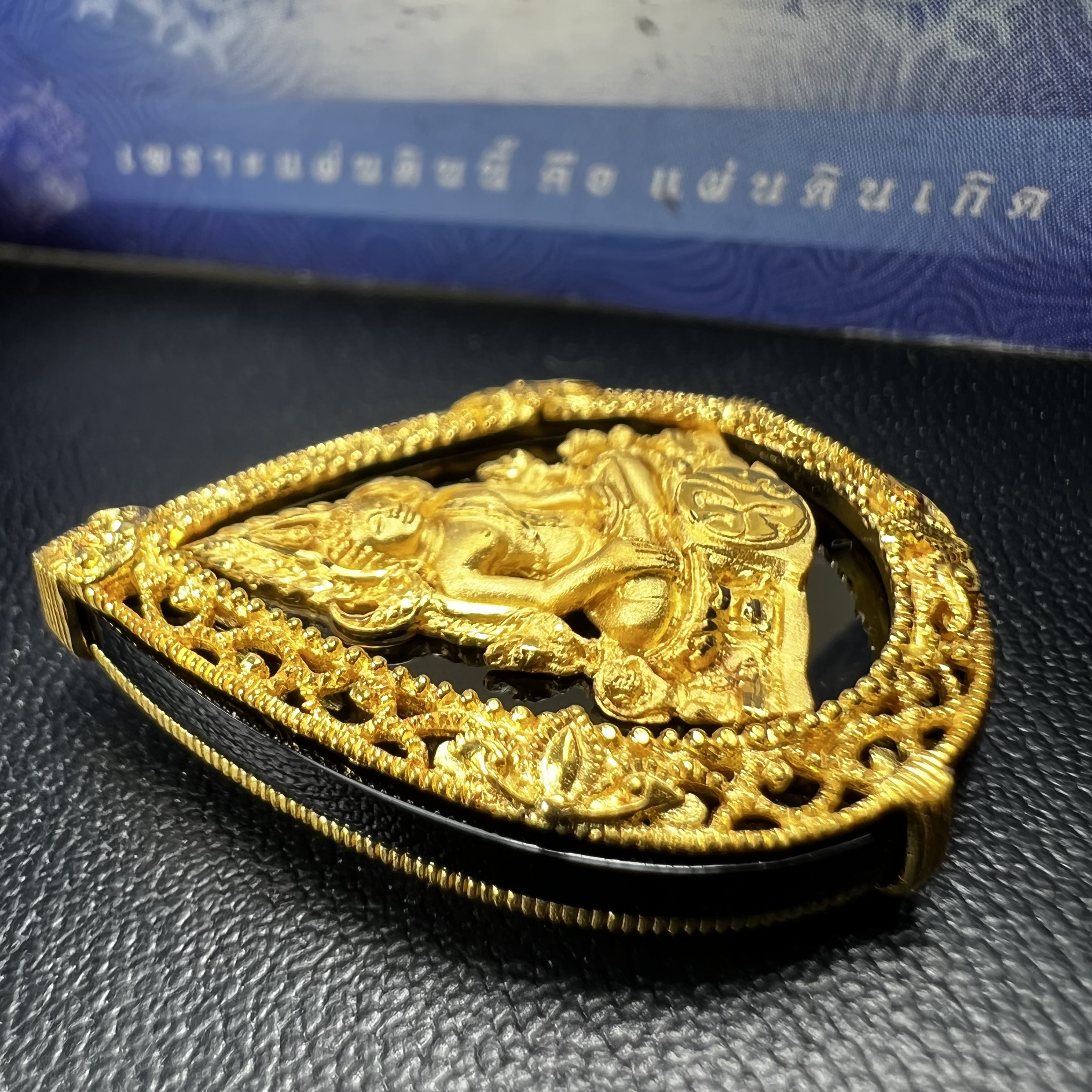 เหรียญพระพุทธชินราช ภปร. รูปหยดน้ำ โครงการ เพราะแผ่นดินนี้คือแผ่นดินเกิด เนื้อทองคำ (นน.รวม 7.3 กรัม) ปี2551 (ขนาด 21 x 29 มม.) (สวยงามหายาก)1ใน 3000องค์