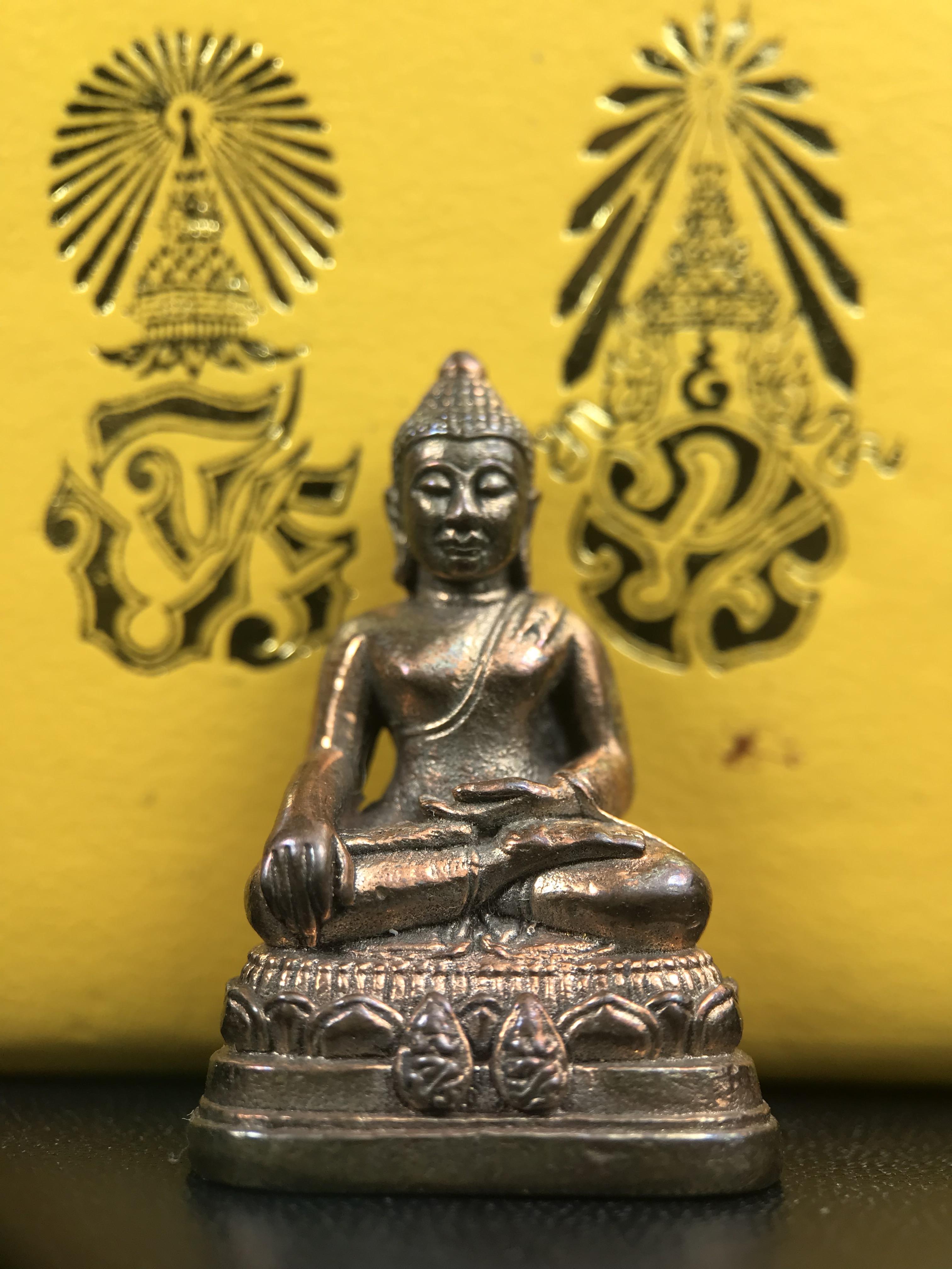 พระกริ่งพระพุทธนรสีห์ จปร.+ภปร. ครบรอบ 100 ปี ธนาคารไทยพาณิชย์ ปี 2550 พระกริ่งเนื้อนวโลหะพิเศษ(หล่อในพิธีเททอง)(หายาก)(พุทธศิลป์งดงาม)ด้านหน้าฐานประดับด้วยตราสัญลักษณ์ "จปร" และ "ภปร" (องค์เทหล่อในพิธีสร้างน้อย หายากมาก)1 ใน 1000 องค์