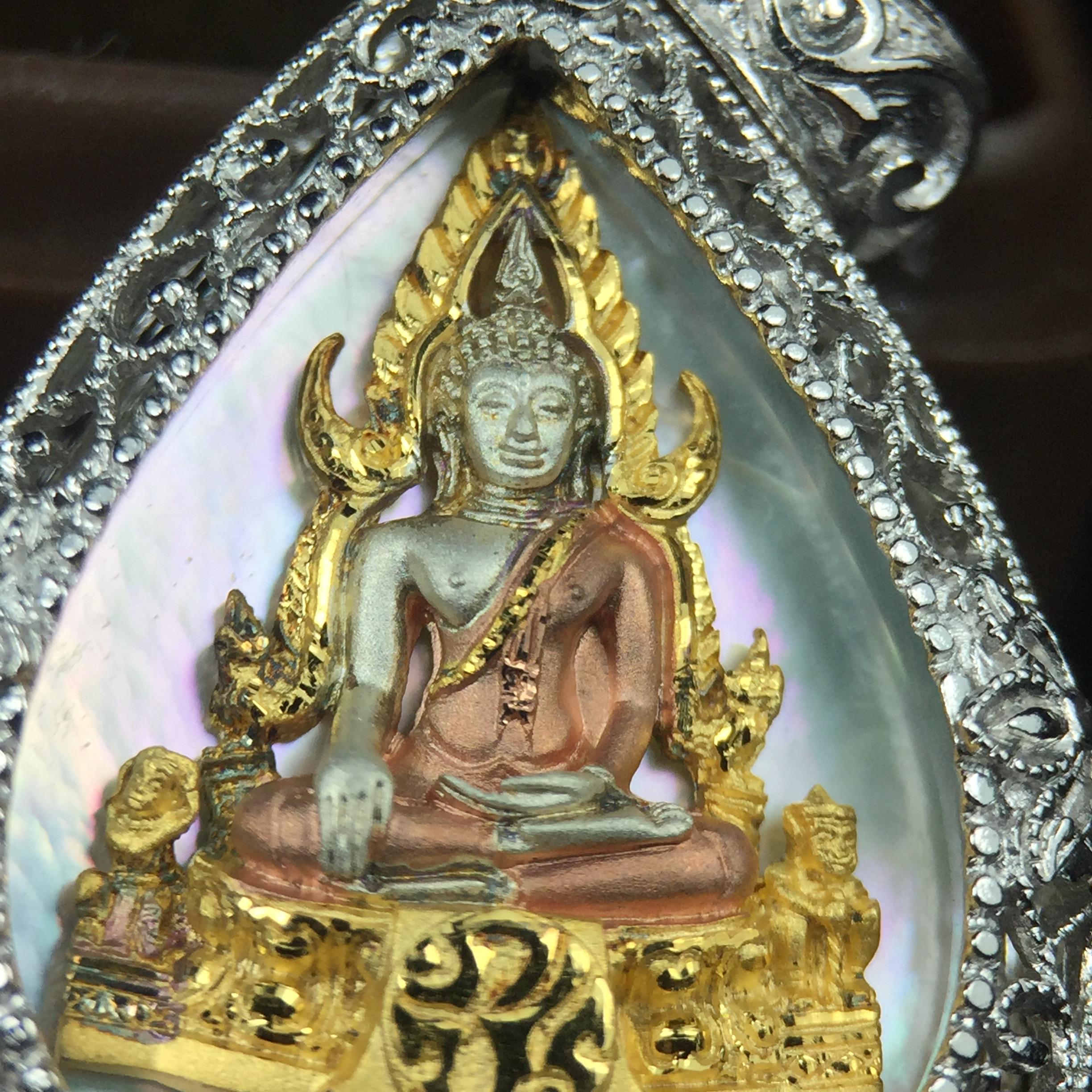 พระพุทธชินราช ภปร. โครงการ "เพราะแผ่นดินนี้ คือ แผ่นดินเกิด" ปี2548(รุ่นแรก) เหรียญทรงใบโพธิ์ ขนาด 21 x 29 มม. เนื้อเงินสามกษัตริย์ องค์พระชุบสามกษัตริย์ ล้อมด้วยกรอบเงินชุบทองคำขาวสลักเสลาเป็นลวดลายละเอียดอ่อน ส่วนพื้นองค์พระเป็นเปลือกหอยมุข