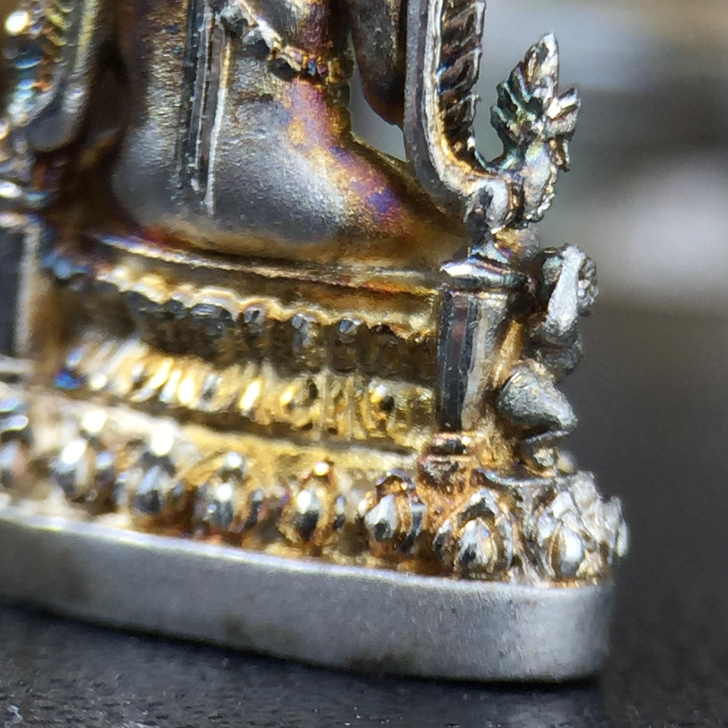 พระพุทธชินราช(จำลอง) ภปร. 84 พรรษา เนื้อเงินชุบทองคำขาว พิมพ์เล็กขนาดหน้าตัก 1/4 นิ้ว (สภาพผิวเดิมสวย ขึ้นสีรุ้งธรรมชาติ แบบนิยม)(พระราชทานมวลสาร จิตรลดาและเส้นพระเจ้า(เส้นผม))พุทธศิลป์ทรงคุณค่าอีกหนึ่งรุ่นยอดนิยม