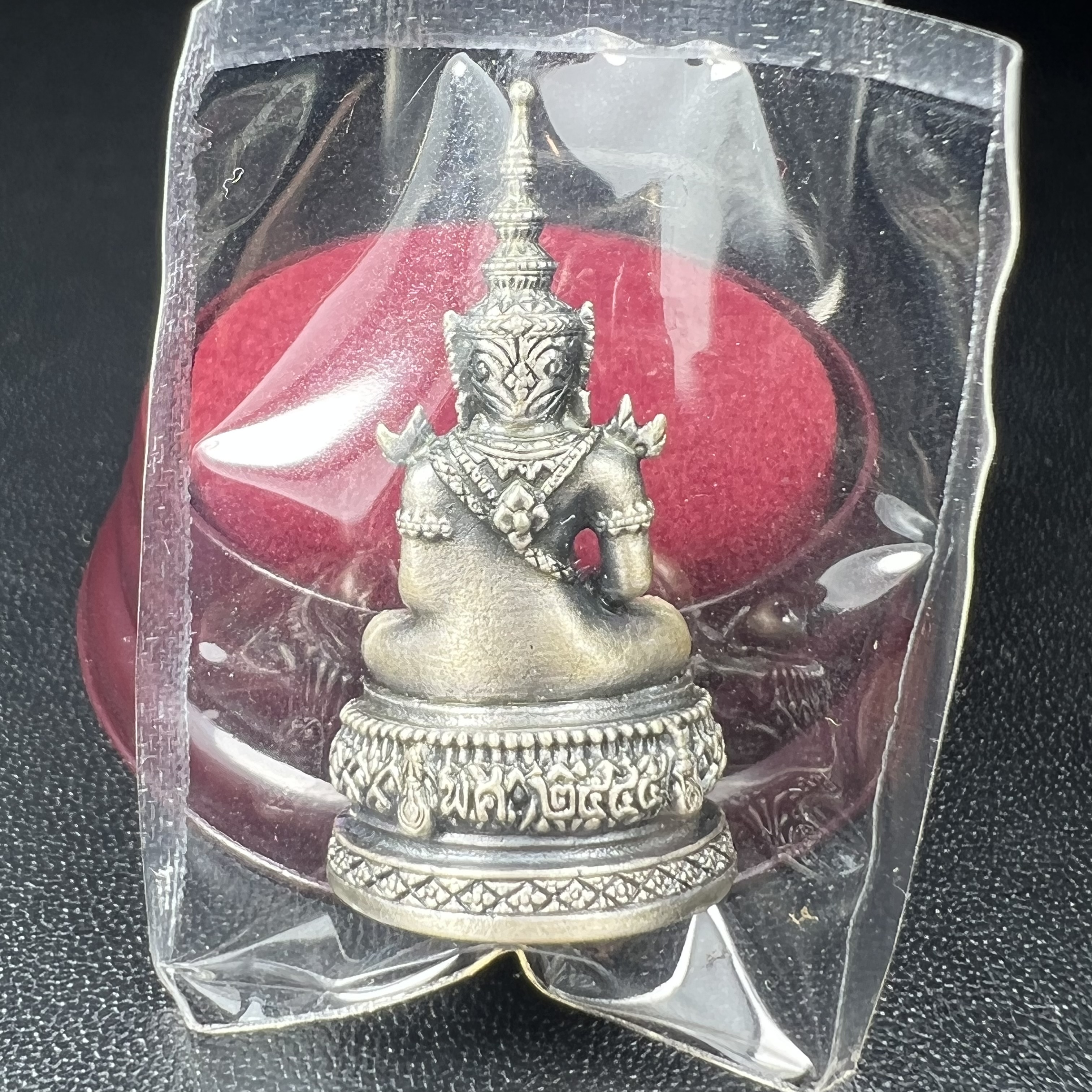 พระแก้วมรกต ภปร.(รุ่นแรก) ปี2545 รุ่นฉลองกรุงรัตนโกสินทร์ครบ 220 ปี พิมพ์ลอยองค์ใหญ่ เนื้ออัลปาก้า ชุบเงินลงดำ ขนาด 19*35 มม. พร้อมครอบตั้งโชว์เดิม องค์พระซีนซองเดิม สวยครบสมบูรณ์