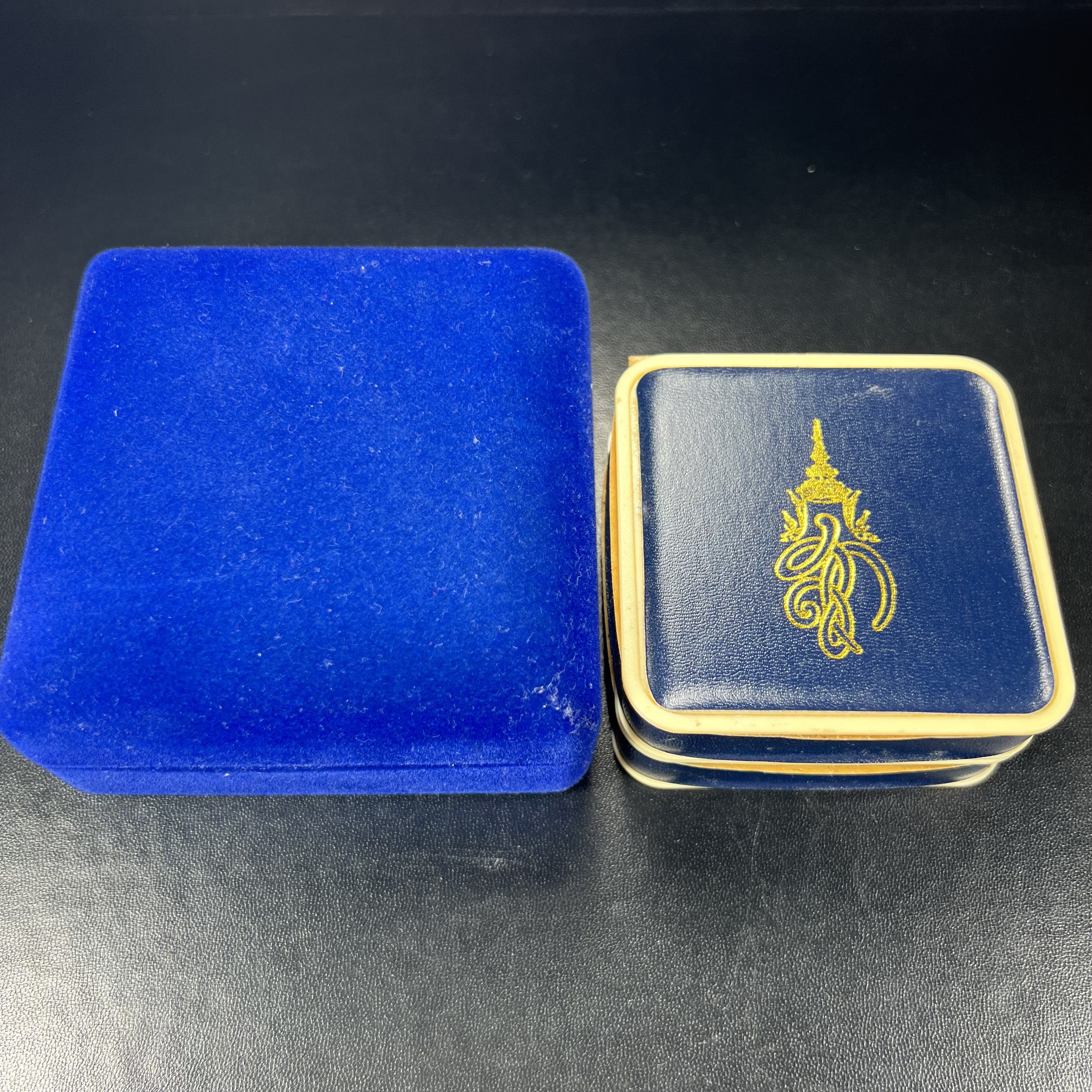 ชุดคู่บารมีหลวงปู่ทวด พระนามาภิไธย ภปร. คู่ สก. หายากมากที่จะมาคู่กันได้!!! พิธีใหญ่ ปลุกเสกวัดพระแก้วทั้งสองรุ่น!!!่พระหลวงปู่ทวด ภปร. ปี 2547 เนื้อว่านดำหลัง ภปร. เงิน(หายาก1ใน1999ชุด)+พระหลวงพ่อทวด พระนามาภิไธย สก. ปี2544(รุ่นแรก) (1ใน5000 ชุด)