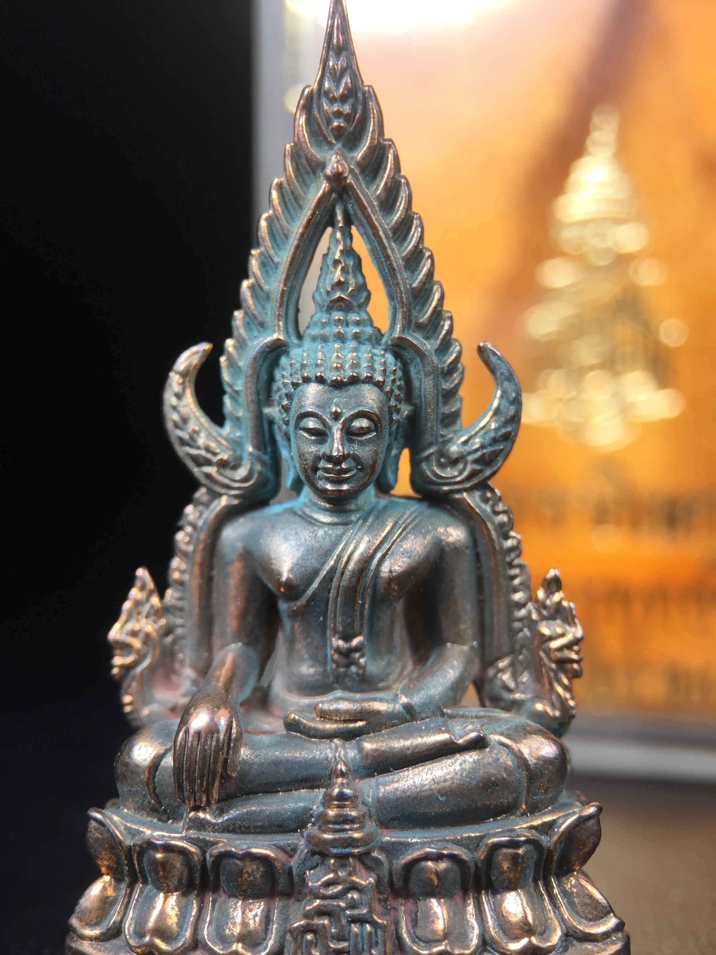 พระพุทธชินราช ญสส. วัดพระศรีมหาธาตุ จ.พิษณุโลก ปี2543 กริ่งชินราชเนื้อนวโลหะเต็มสูตร (ผสมทองคำ 2 บาท ต่อน้ำหนักเนื้อ 1 กิโลกรัม) พิธีใหญ่ รุ่นแรกและรุ่นเดียวที่ หลวงปู่หมุน ฐิตสีโล วัดบ้านจาน มาร่วมปลุกเสก(องค์หมายเลข 505 เลขสวย)(1 ใน 2543 องค์)นิยม