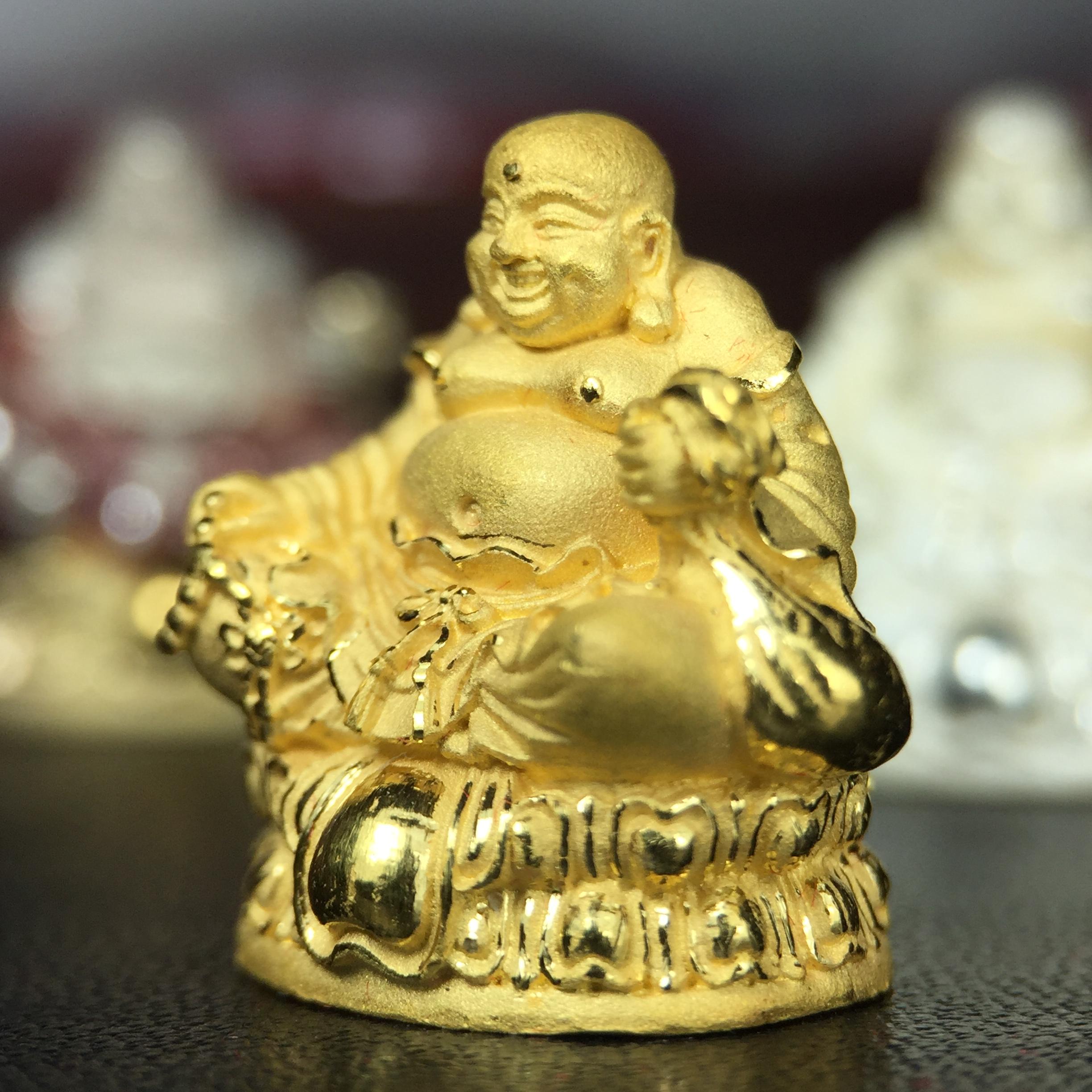 รูปหล่อลอยองค์ พระศรีอริยะเมตตรัยโพธิสัตว์(พระสังกัจจายน์)ชุดทองคำ(เนื้อทองคำ(15.44 กรัม)+เนื้อเงินสามกษัตริย์+เนื้อเงิน) โครงการสร้าง พระศรีอริยะเมตตรัยมหาโพธิสัตว์ น้อมถวายพระบาทสมเด็จพระเจ้าอยู่หัว ทรงครองศิริราชสมบัติครบ 50 ปี วัดโพธิ์แมนคุณาราม