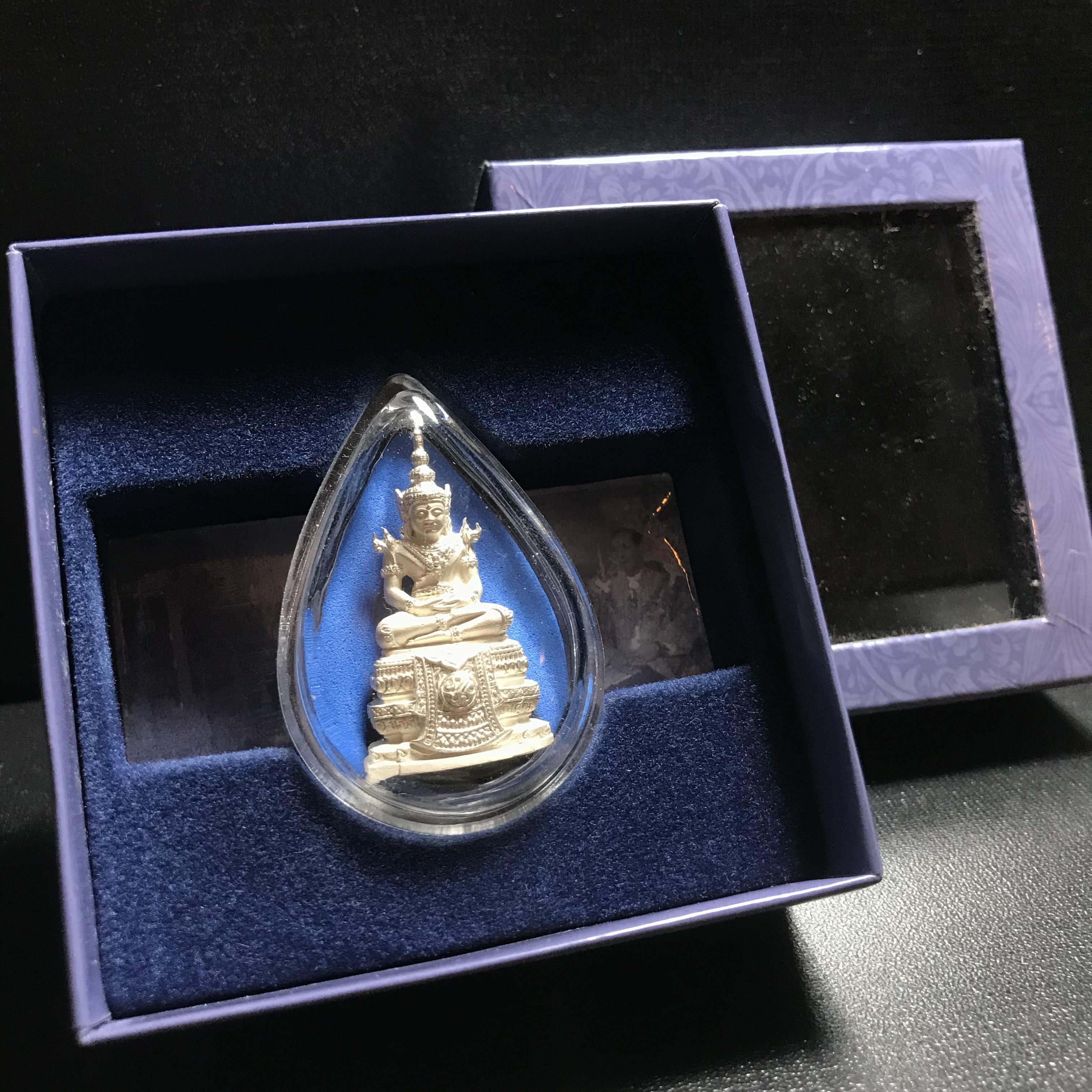 พระแก้วมรกต ภปร.หน้าตัก 1/2 นิ้ว จัดสร้างโดย รพ.ภูมิพลฯ ปี2547 ลอยองค์เนื้อเงิน(1ใน3000องค์)(หายาก)สภาพสวยครบสมบูรณ์