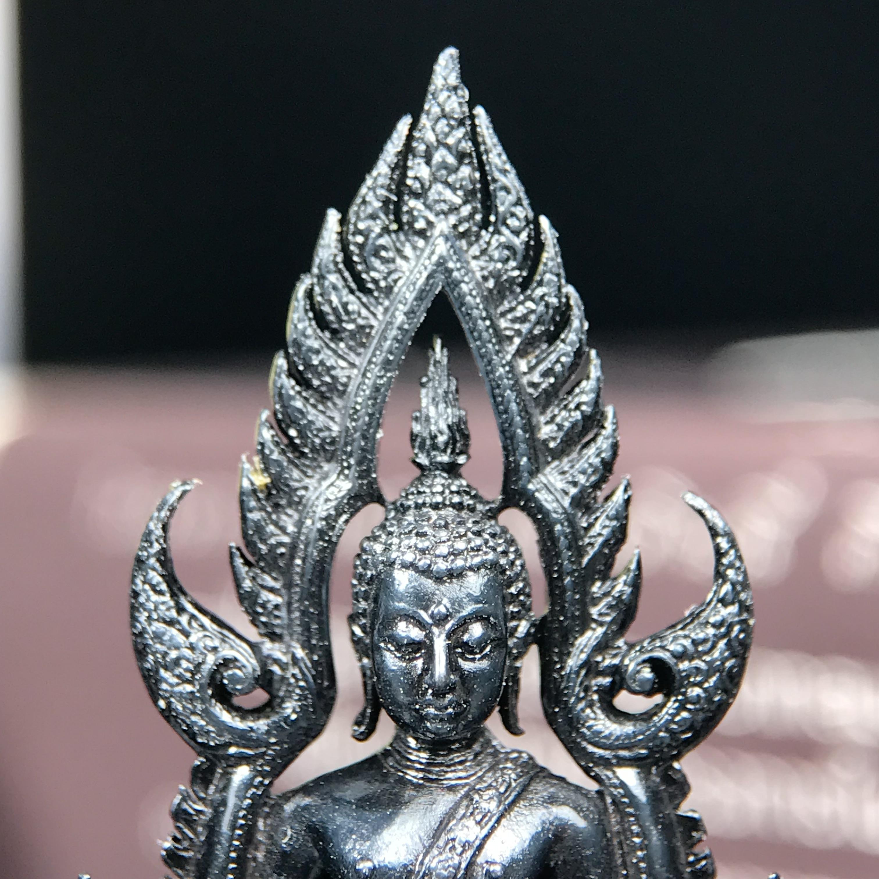 พระพุทธชินราช ภปร. โครงการ "เพราะแผ่นดินนี้ คือ แผ่นดินเกิด" ปี2548(รุ่นแรก) ลอยองค์ หน้าตัก 1/2 นิ้ว(ขนาด 3.5 x 2.5 ซม.) เนื้อเงินรมดำ(พุทธศิลป์จำลองเมื่อครั้งลอกทอง ครั้งที่3 เมื่อปี2547 ร้อยปีจะมีสักครั้ง "พระพุทธชินราชองค์ดำ")