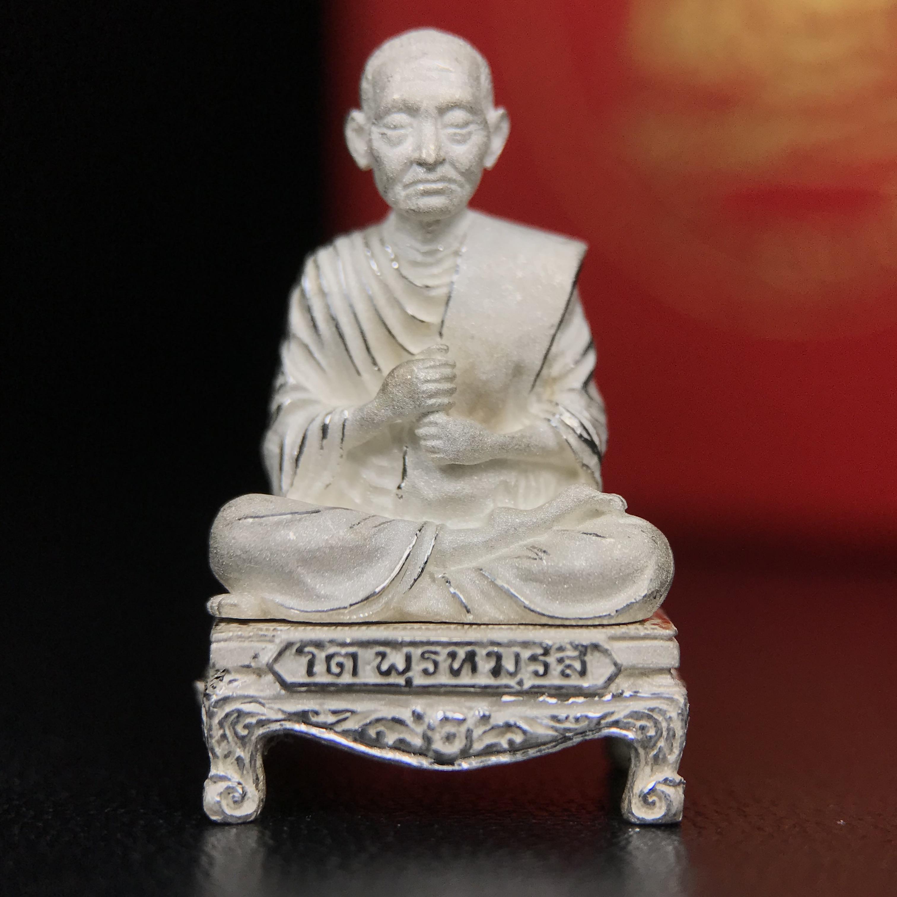 สมเด็จพุฒาจารย์ (โต พรหมรังสี) อนุสรณ์ 128 ปี สมเด็จพระญาณสังวร สมเด็จพระสังฆราช ทรงเมตตาอธิฐานจิต ปี 2543 มหาพุทธาภิเษก 3วาระ รูปเหมือนลอยองค์พิมพ์ใหญ่เนื้อเงิน ขนาด 1.5 x 2.5 ซม. ทรงคุณค่าทั้งด้านความงานด้านพุทธศิลป์ และพุทธคุณ(องค์หมายเลข ๑๐๘(เลขสวย)