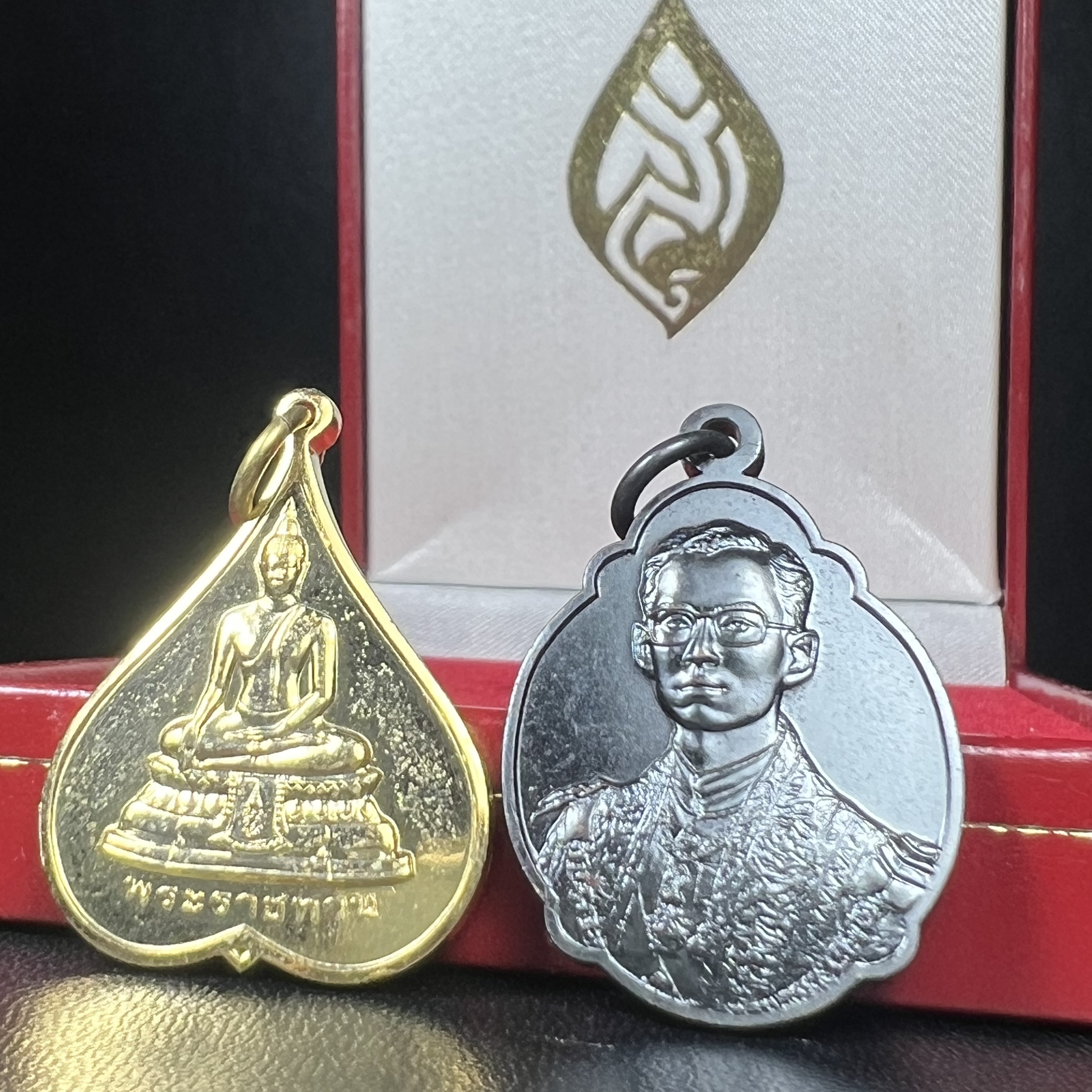 เหรียญพระราชทาน มูลนิธิ พอ.สว. ปี2541 (1ชุด มี 2 เหรียญ สภาพสวยมาก(กล่องเดิม))