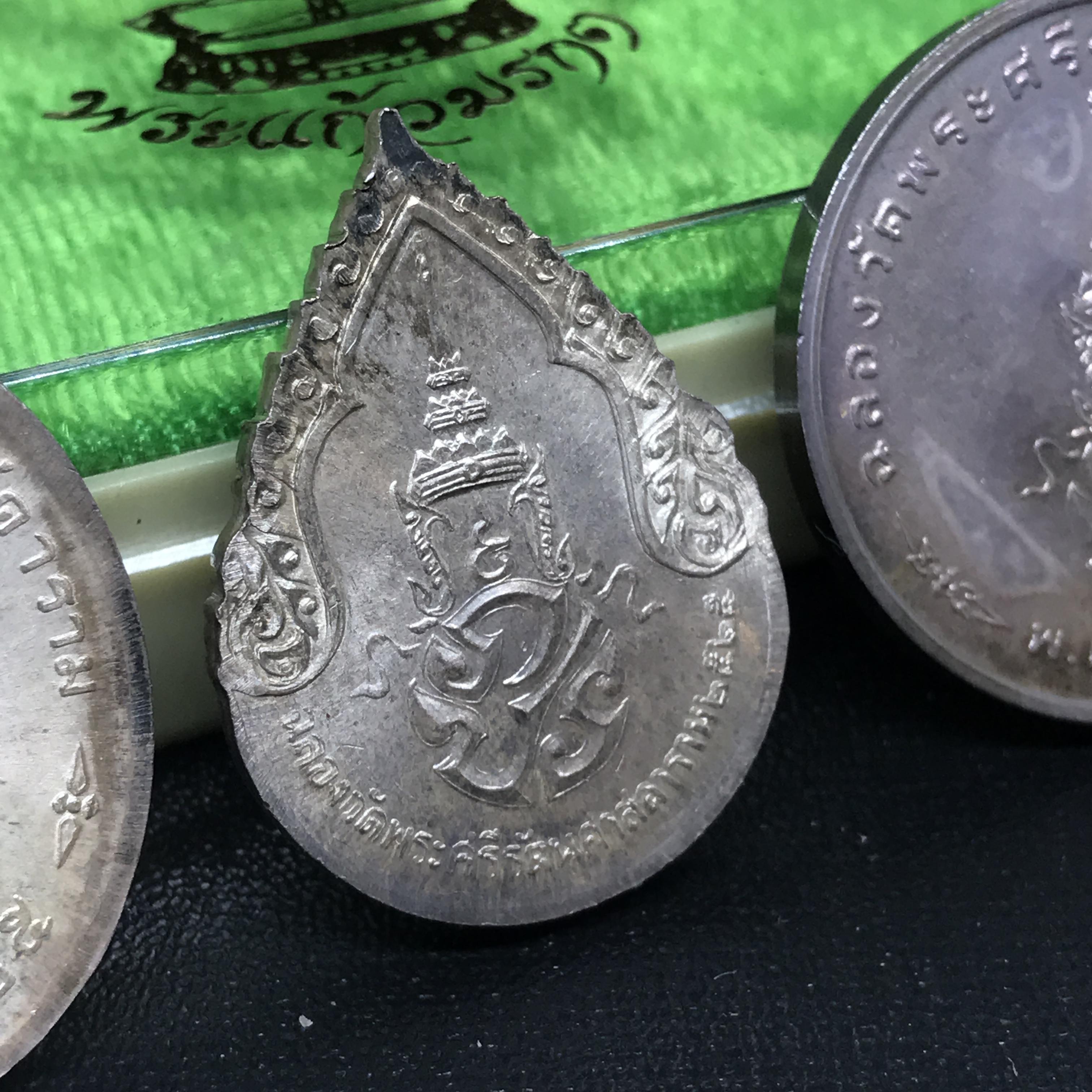 เหรียญพระแก้วมรกตหลัง ภปร ฉลองกรุงรัตนโกสินทร์ครบ 200 ปี พ.ศ.2525 เนื้อเงินกล่องบรรจุเดิมครบ3พิมพ์(บล็อกแรกไม่มีพระราชศรัธา)(ในหลวงรัชกาลที่9 เสด็จในพิธี)