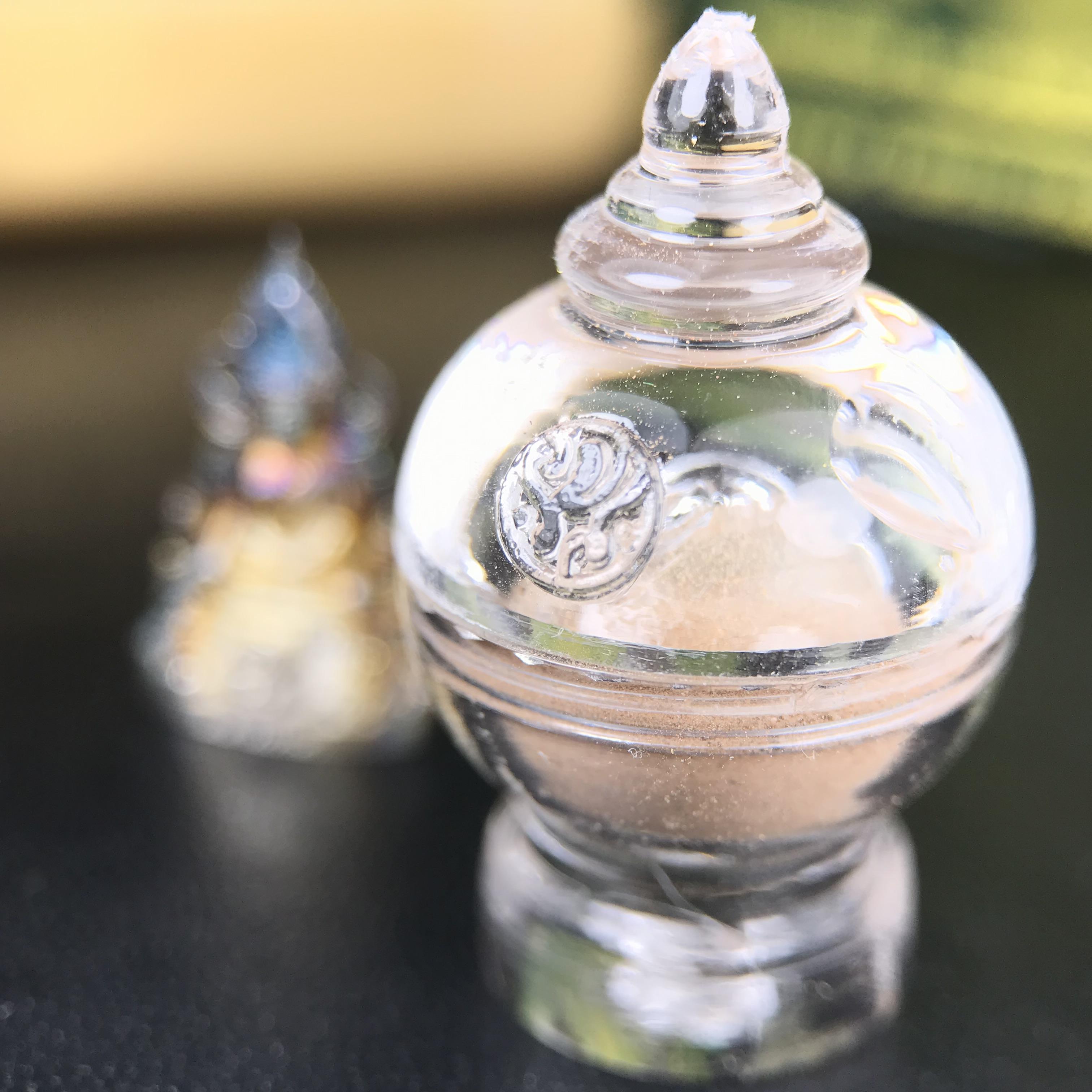 พระพุทธชินราช ภปร. 84 พรรษา พิมพ์เล็กขนาดหน้าตัก 1/4 นิ้ว(สูง 2.0 ซม.)เนื้อเงินชุบทองคำขาว (สภาพผิวเดิมสวย ขึ้นสีรุ้งธรรมชาติ แบบนิยม สวยมาก)(พระราชทานมวลสาร จิตรลดาและเส้นพระเจ้า(เส้นผม))พุทธศิลป์ทรงคุณค่าอีกหนึ่งรุ่นยอดนิยม