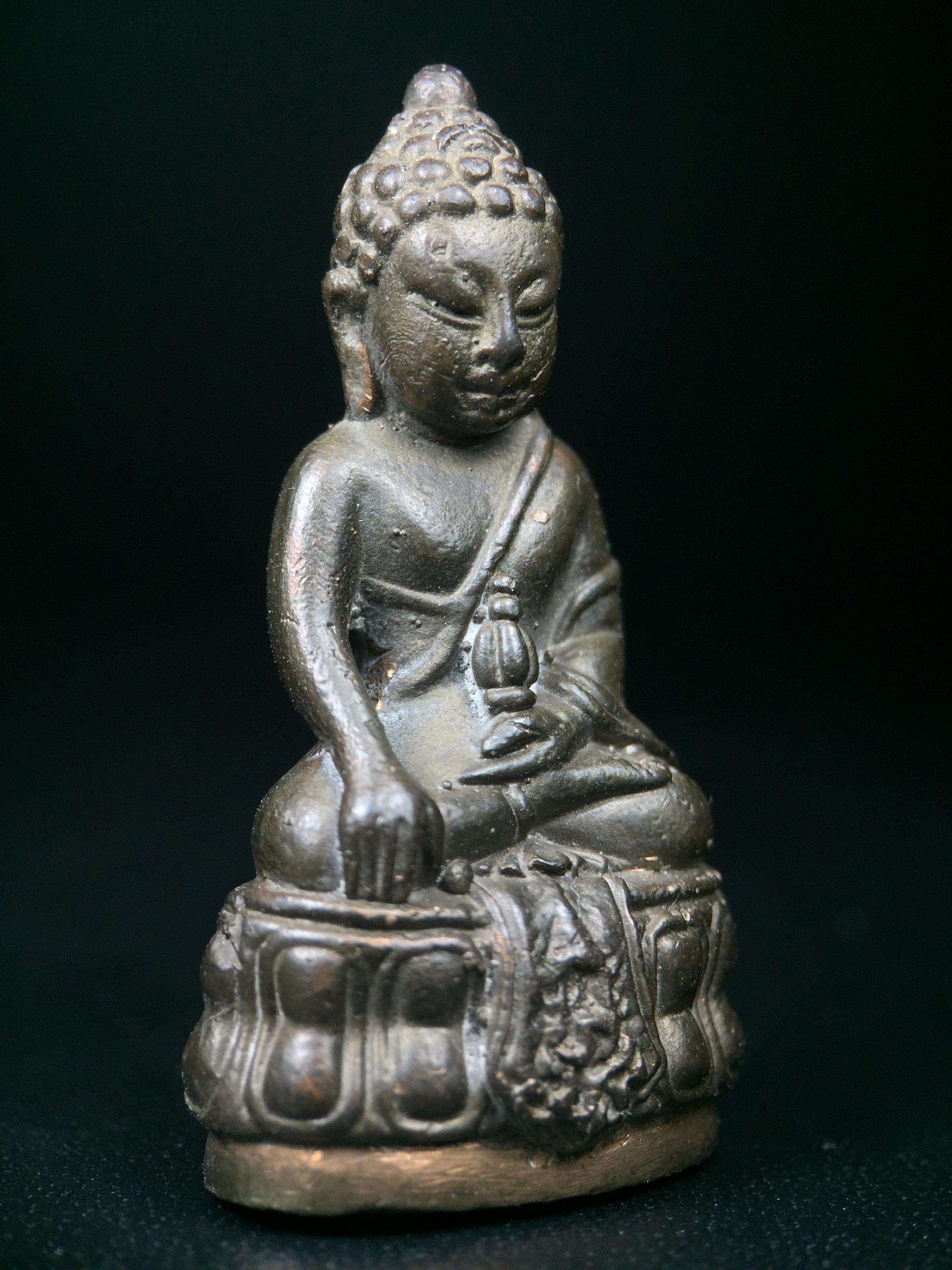 พระกริ่ง ภปร. 60 ปี ธรรมศาสตร์ สร้างเป็นที่ระลึกการสถาปนาครบรอบ 60 ปี มหาวิทยาลัยธรรมศาสตร์ ปี 2537(ในหลวงรัชกาลที่9 เสด็จเป็นประธานในพิธี)(พิธีใหญ่ เกจิที่มีชื่อเสียงมาร่วมปลุกเสกจำนวนมาก ชนวนมาลสารเก่าเข้มขลัง )**ของดีธรรมศาสตร์ที่ศิษย์เก่าไม่ควรพลาด**