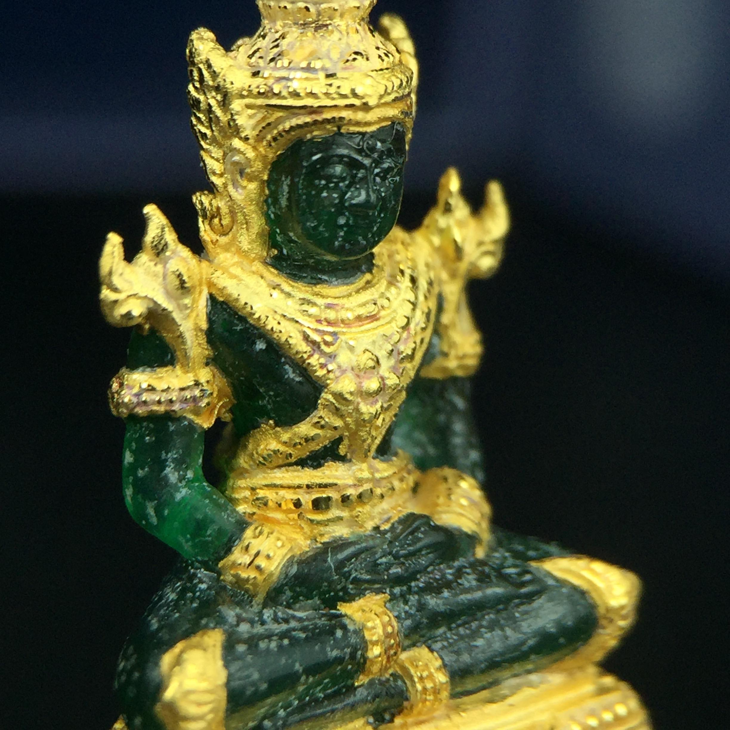 พระแก้วมรกต ภปร. จัดสร้างโดย รพ.ภูมิพลฯ ปี2547 ลอยองค์ขนาดหน้าตัก 1/2 นิ้ว เนื้อเรซิ่นหุ้มทองคำ99.99 งดงามทรงคุณค่าอีกหนึ่งรุ่นยอดนิยม หายาก