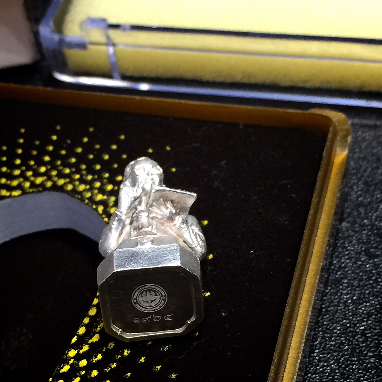 รูปหล่อ ในหลวงทรงงาน รุ่นเย็นศิระเพราะพระบริบาล ตราสัญญาลักษณ์ 80 พรรษา พ.ศ.2550 เนื้อเงิน