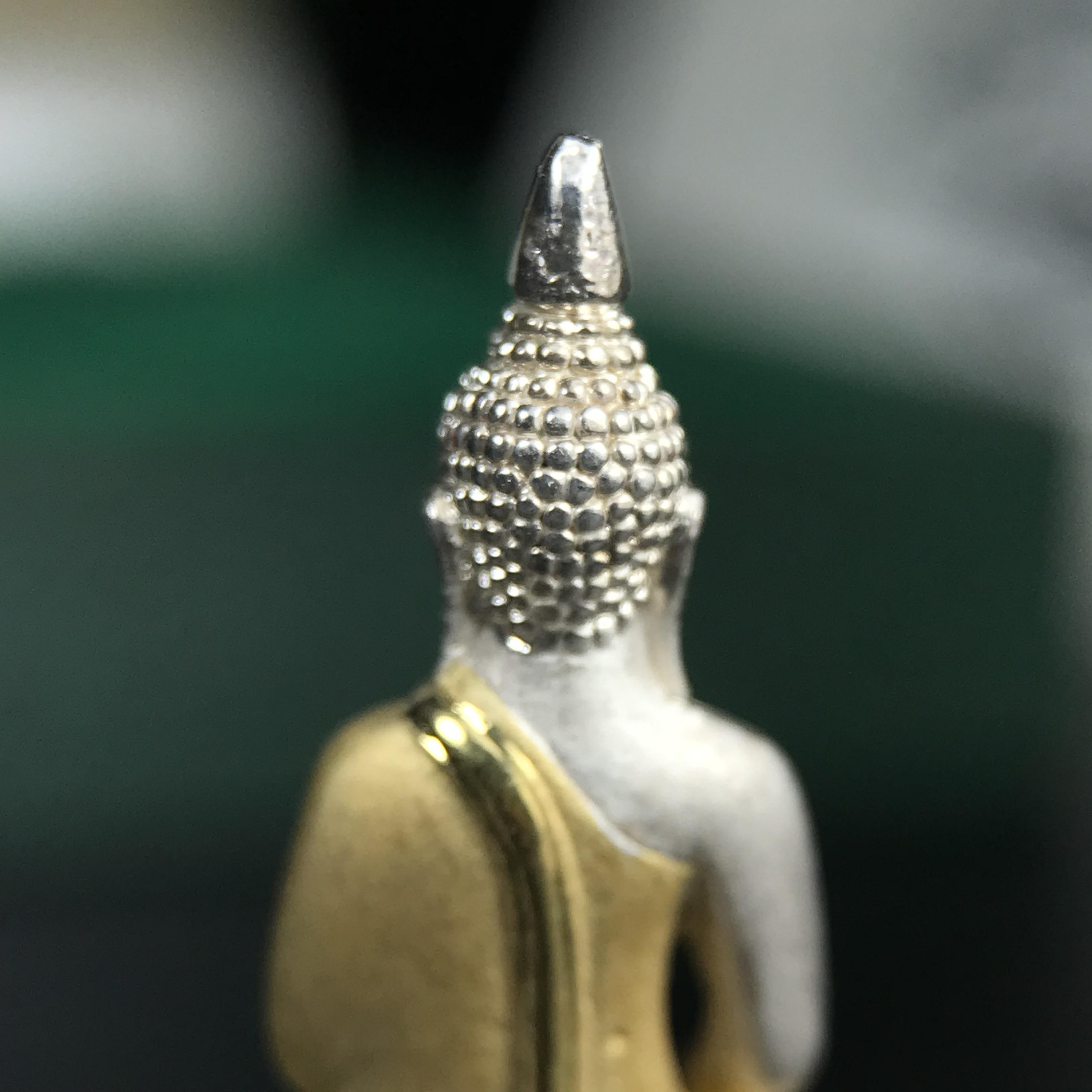 พระพุทธโสธร ภปร. รุ่นย้อนยุค สร้างพระอุโบสถ สมาคมชาวฉะเชิงเทรา จัดสร้าง ปี 2539 วโรกาสครองสิริราชสมบัติครบ 50 ปี เนื้อเงินชุบสามกษัตริย์ทรายนวลขัดเงาบางส่วน(สภาพผิวเดิม เก่าเก็บอย่าดี สวยมาก แบบนี้หายาก) พร้อมกล่องบรรจุและใบรับรองเดิมครบสมบูรณ์