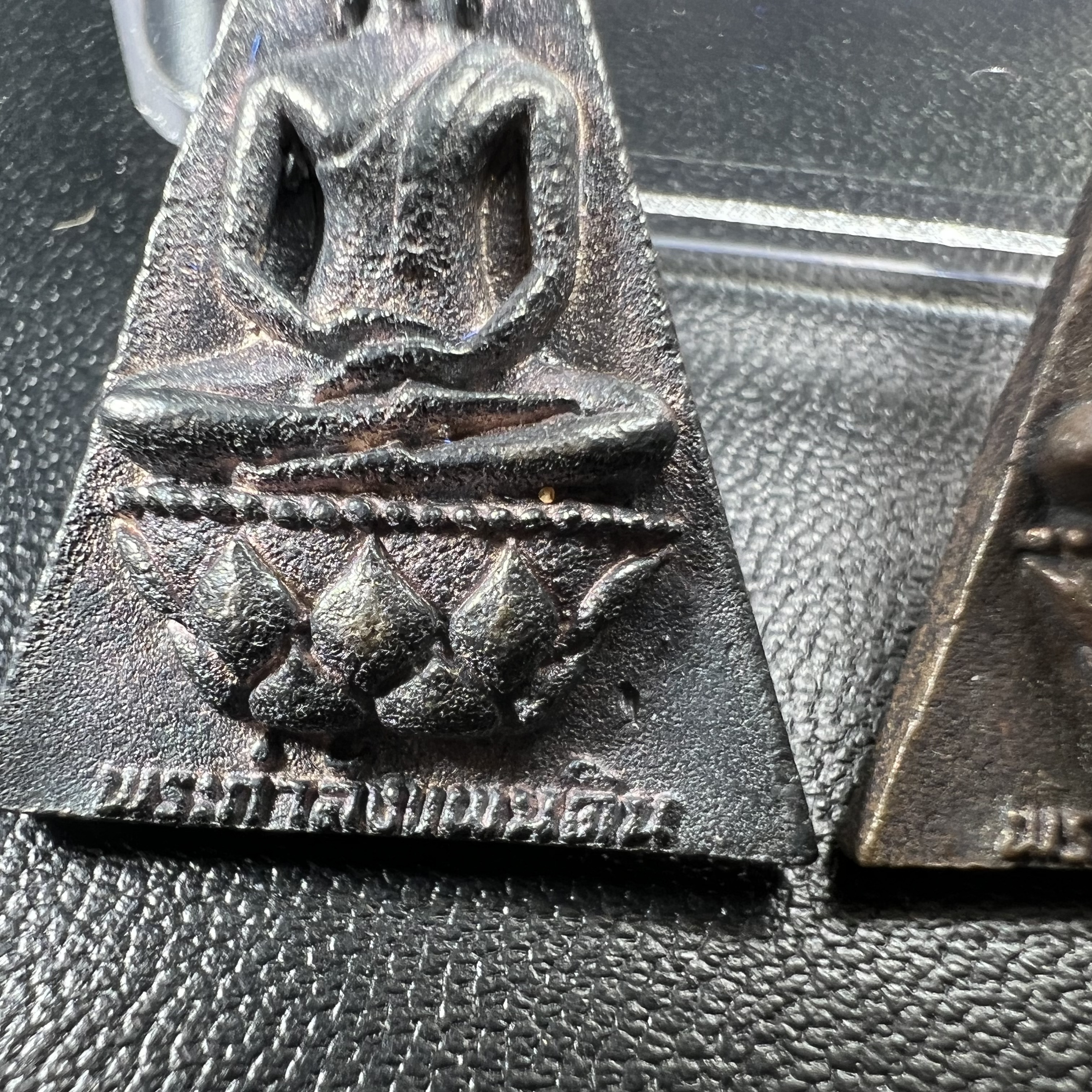 พระกำลังแผ่นดิน (สมเด็จจิตรลดา2) จัดสร้างเฉลิมพระเกียรติ ร.9 ครองราชย์ 50 ปี 2539 เนื้อเงิน(ผิวเดิมกลับดำ รุ้งๆสวย)+เนื้อนวโลหะ(สร้างน้อยหายาก)พร้อมกล่องบรรจุเดิมครบสมบูรณ์(1ใน2539องค์)