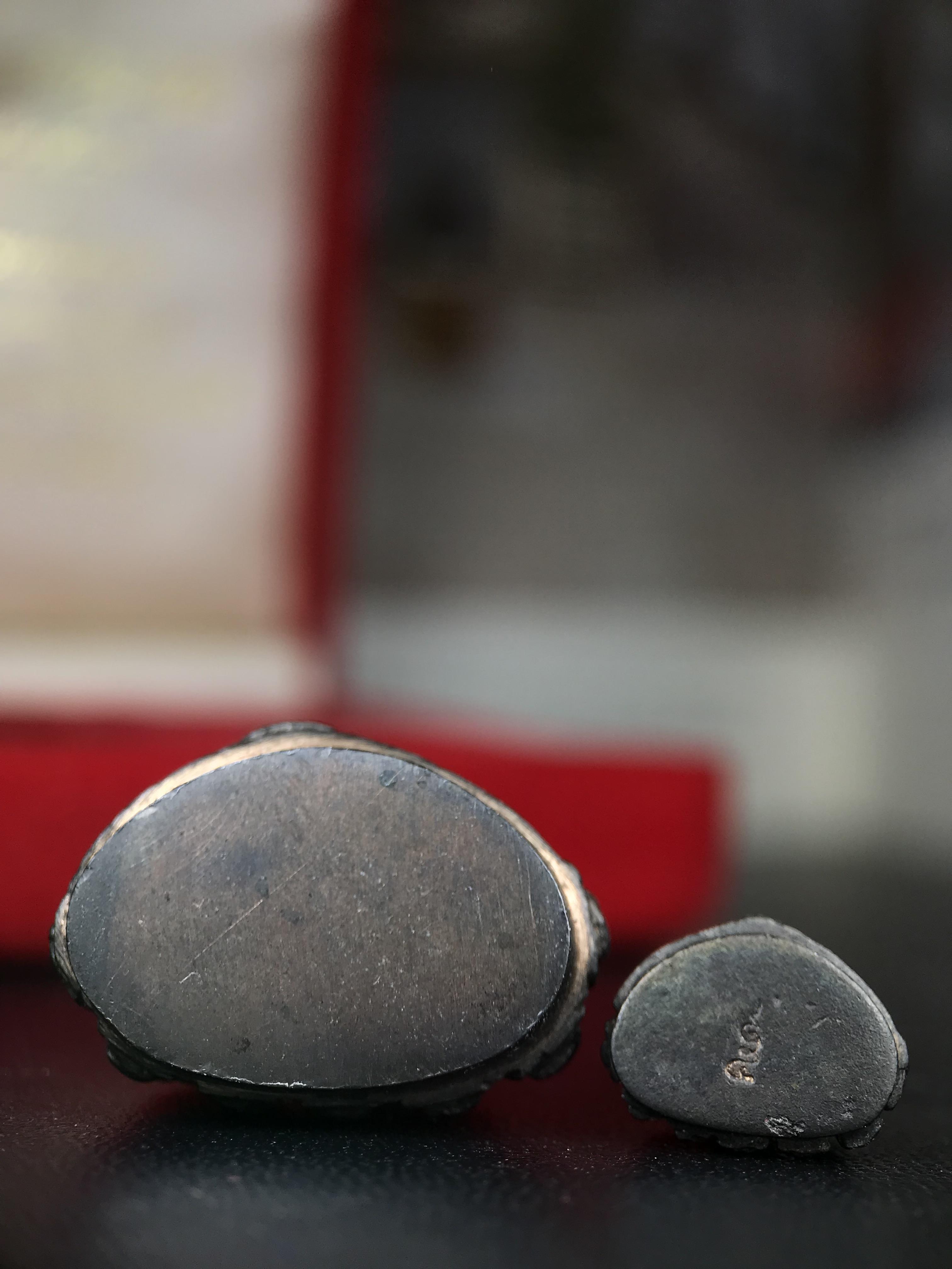 พระกริ่ง-พระชัยวัฒน์ ปวเรศ วัดบวรนิเวศวิหาร ปี 2530 พระบาทสมเด็จพระเจ้าอยู่หัวรัชกาลที่ 9 เจริญพระชนมพรรษา 5 รอบนักษัตริย์(ในหลวง ร.9 เสด็จเททอง)(บรรจุผงจิตรลดาเส้นเกศาในหลวงรัชกาลที่9)พร้อมสูจิบัตรเดิมตอนจัดสร้าง(สภาพสวยครบสมบูรณ์))พิธีใหญ่ รุ่นยอดนิยม