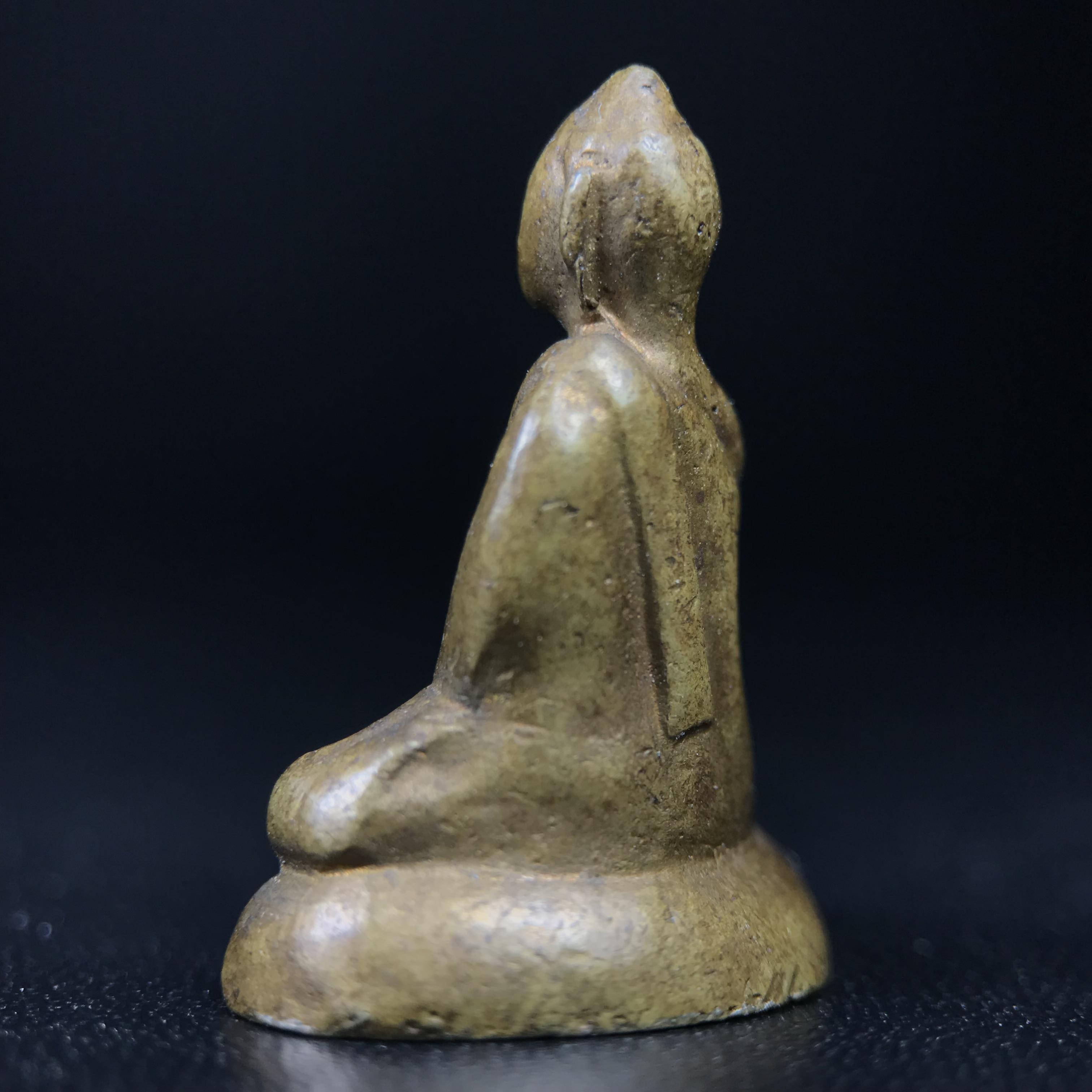 พระกริ่งฝีพระหัตถ์สมเด็จย่า ขนาดห้อยบูชาขนาดเล็ก จัดสร้างขึ้นเนื่องในวาระครบ 6 รอบ เมื่อวันที่21 ตุลาคม พ.ศ.2515(ในหลวงรัชกาลที่ 9 เสด็จพระราชดำเนินทรงเททอง)ปลุกเสกยิ่งใหญ่ เกจิ 108 รูป ร่วมปลุกเสก คัดสภาพสวยแบบนี้พบเจอน้อยมาก หมายเลขต้นๆหลักร้อย หายากมาก