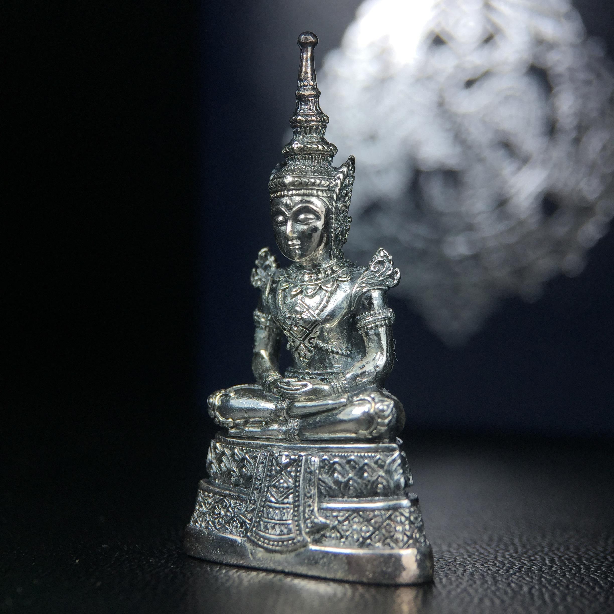 พระแก้วมรกต กรมสรรพสามิตจัดสร้างขึ้นเนื่องในโอกาสครบรอบ 64 ปีของกรมสรรพสามิต และเนื่องในวโรกาสที่พระบาทสมเด็จพระเจ้าอยู่หัวทรงครองราชย์ครบ 50 ปีในปีกาญจนาภิเษก เมื่อ พ.ศ.2539 เนื้อเงินรมดำขัดเงาพร้อมกล่องบรรจุเดิม