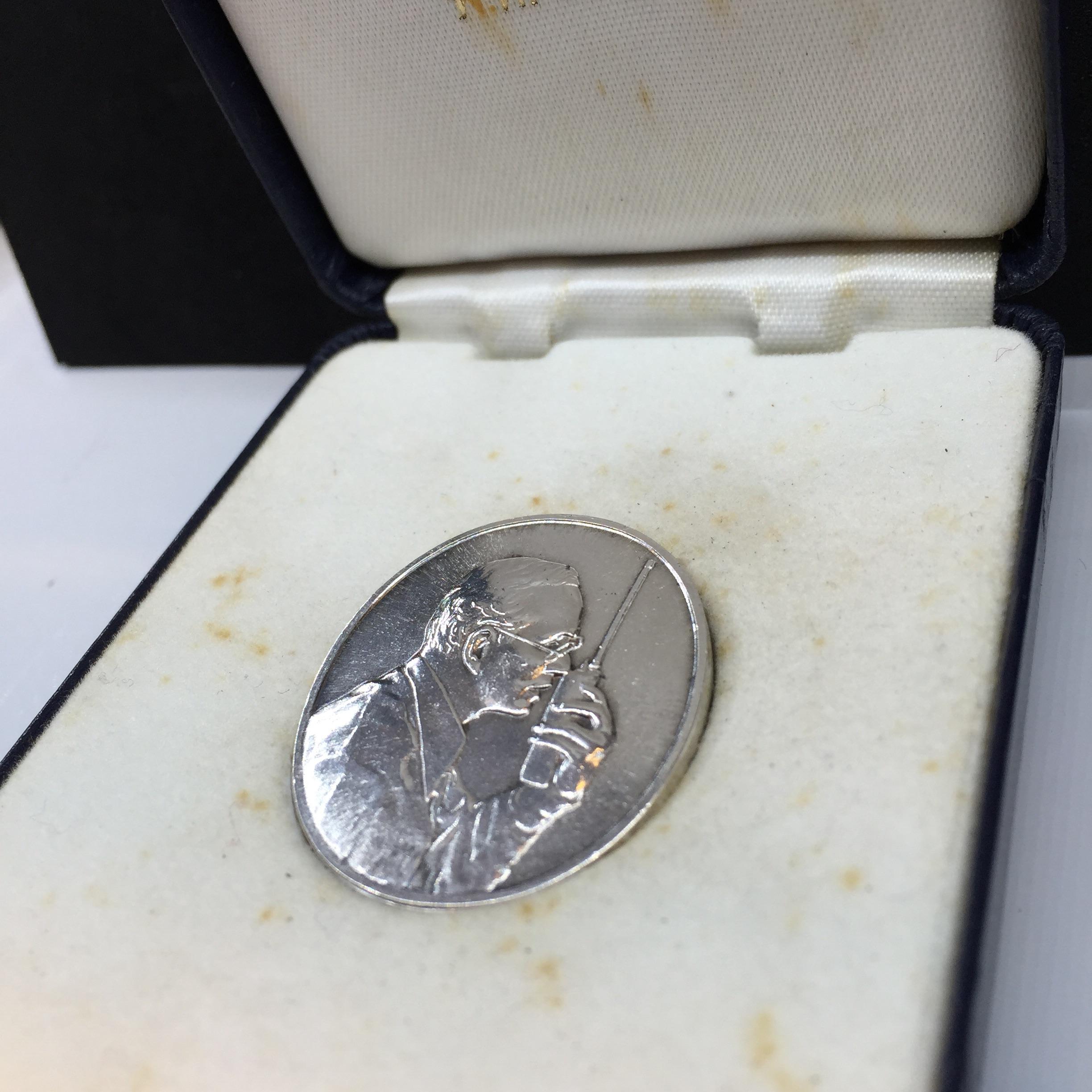 เหรียญที่ระลึกเฉลิมพระเกียรติ พระราชกรณียกิจ ด้านการสื่อสาร กรมไปรษณีย์โทรเลข ปี2539 เนื้อเงิน (ในหลวงทรงวิทยุ)